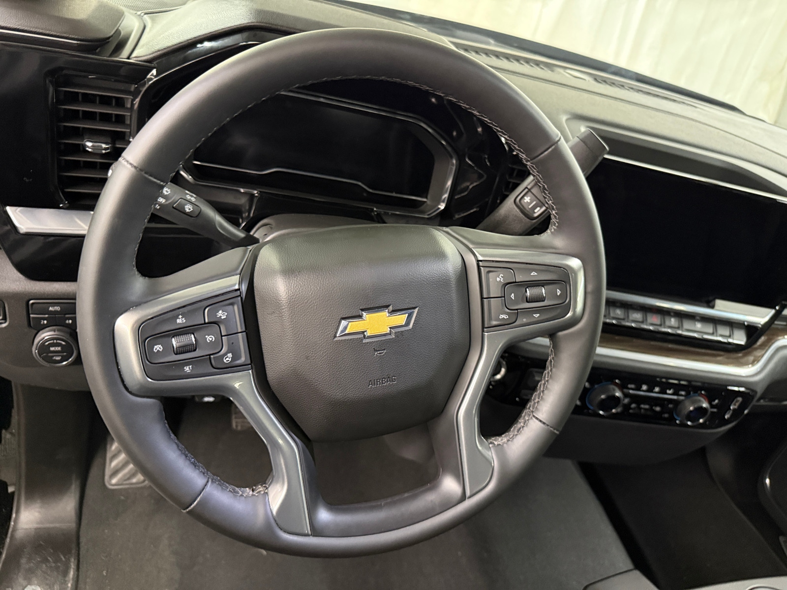 Thumbnail: 2025 Chevrolet Silverado 1500 - 5