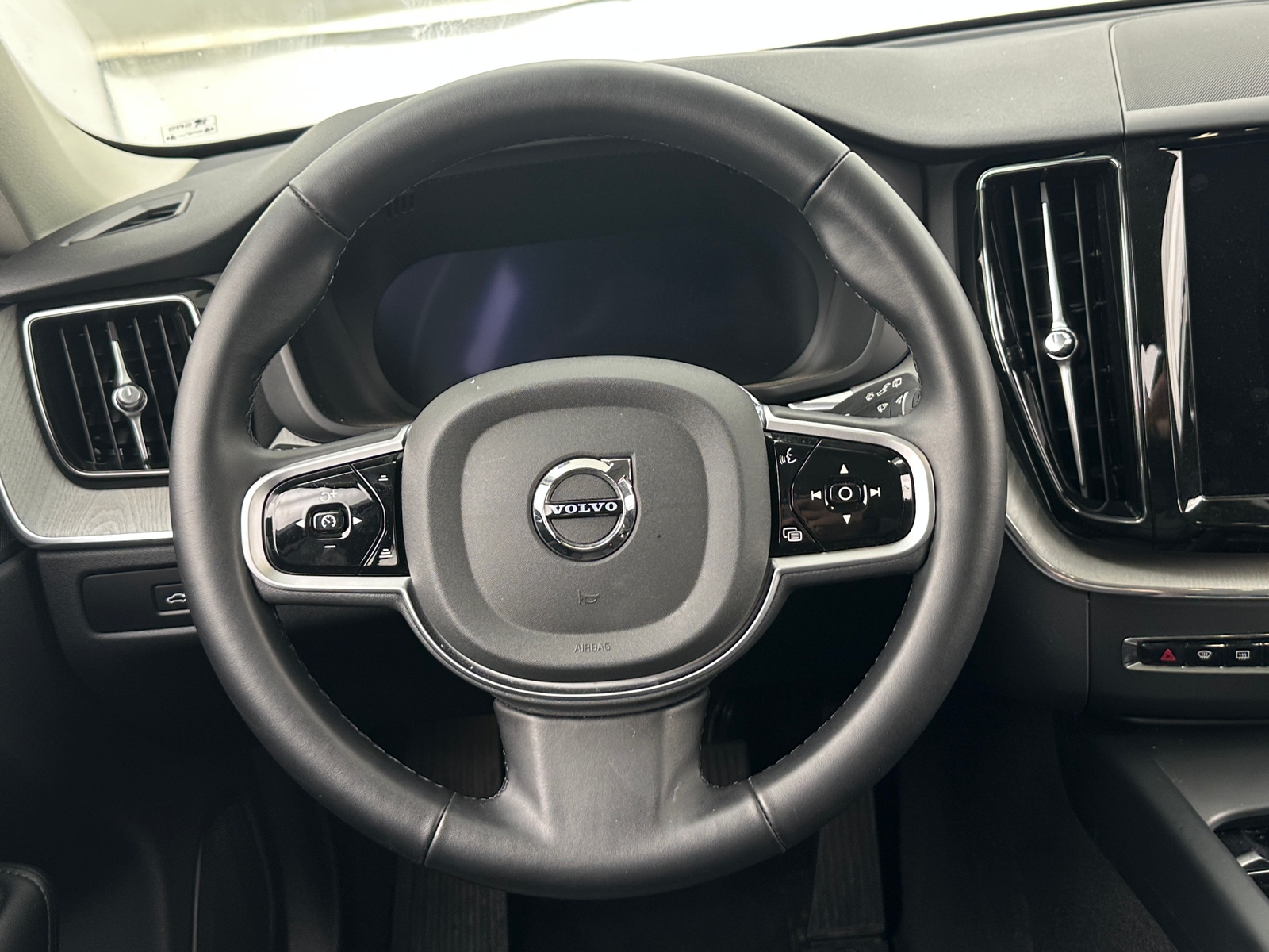 Thumbnail: 2025 Volvo XC60 - 4