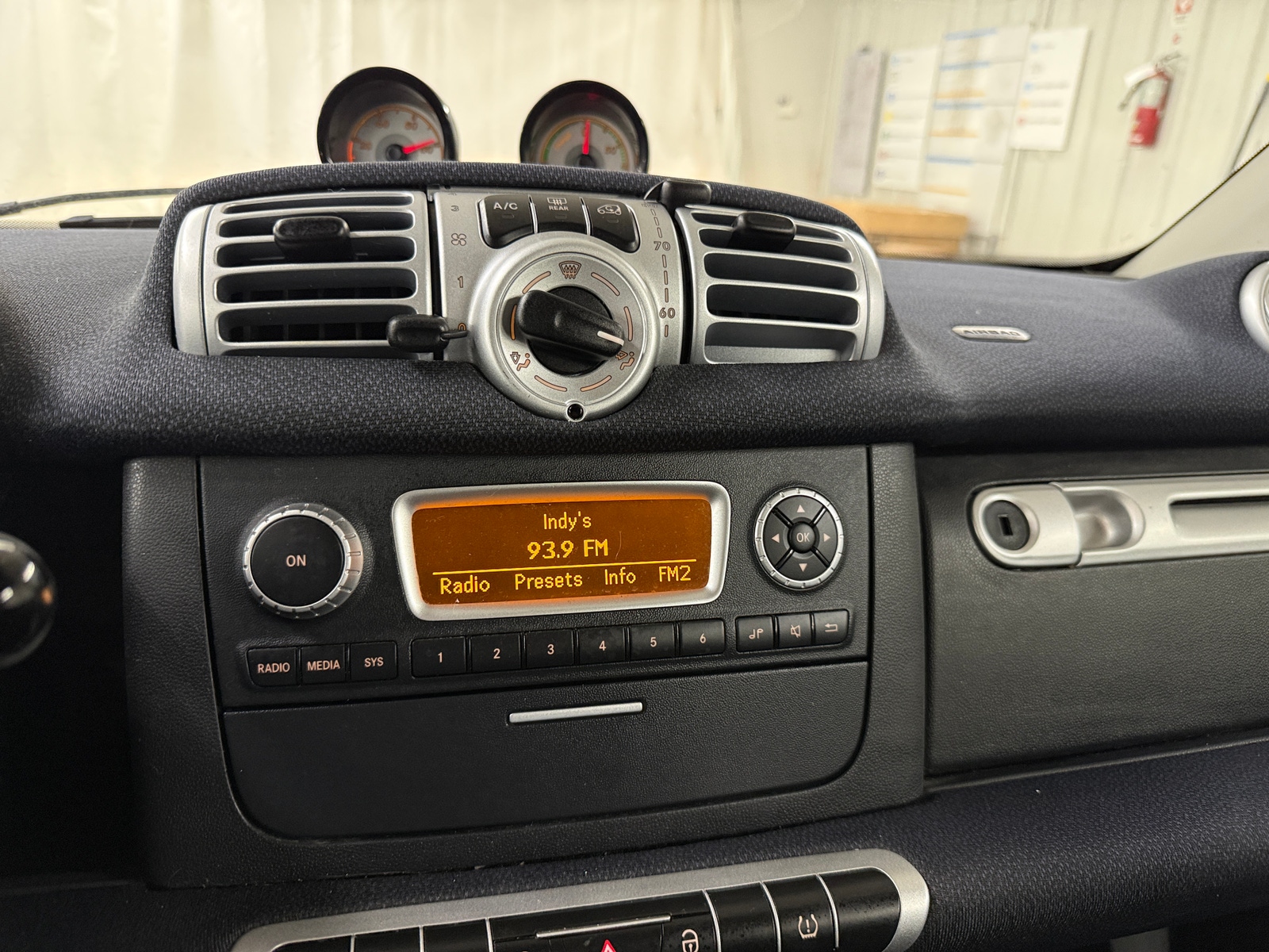 Thumbnail: 2015 smart fortwo - 4