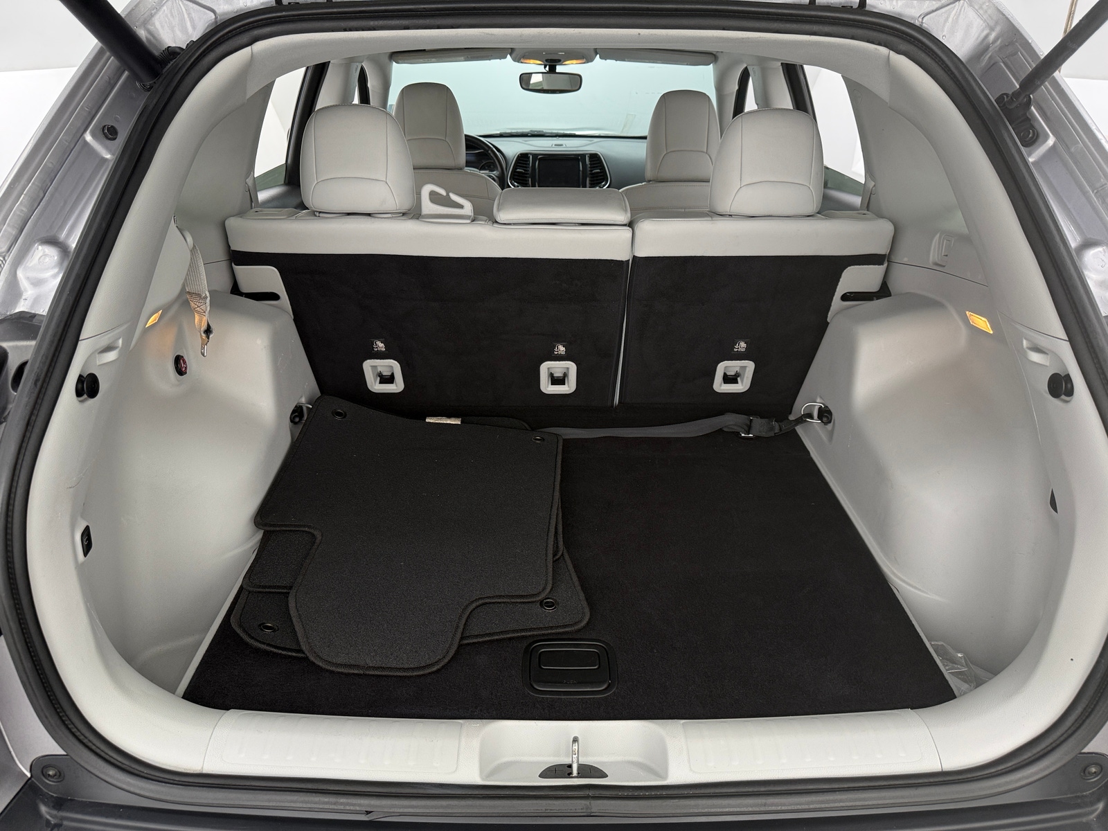 Thumbnail: 2019 Jeep Cherokee - 6