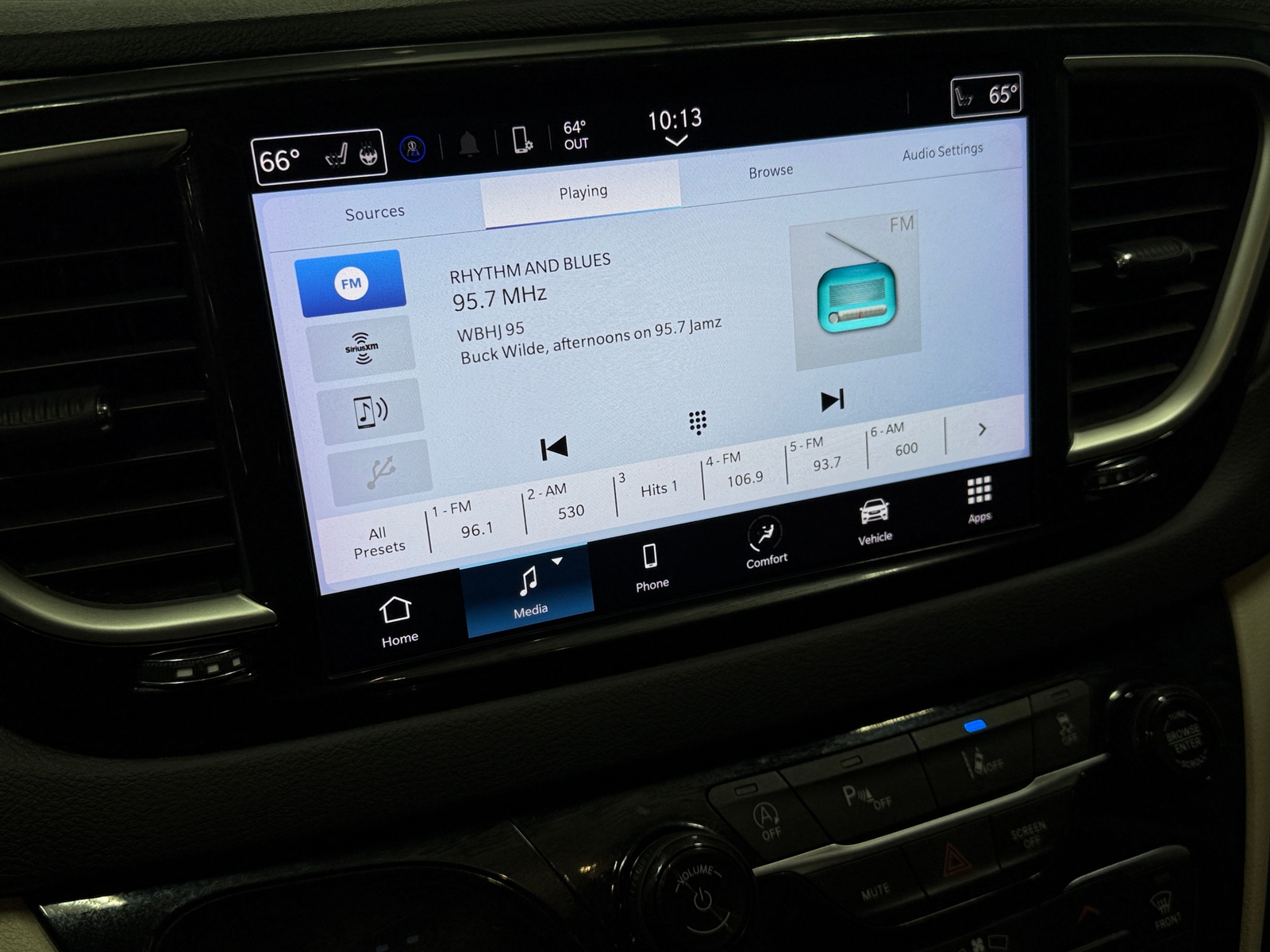 Thumbnail: 2024 Chrysler Pacifica - 3