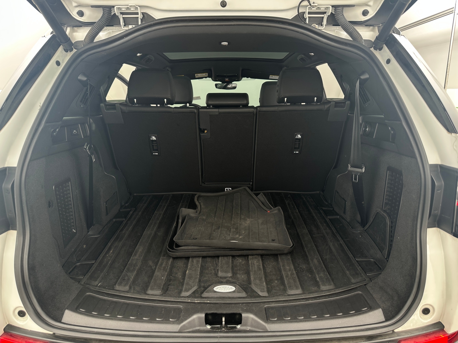 Thumbnail: 2023 Land Rover Discovery Sport - 6