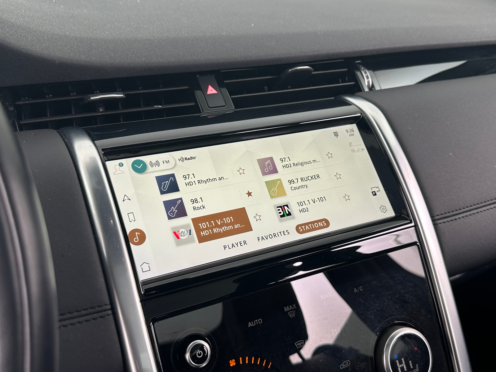 Thumbnail: 2023 Land Rover Discovery Sport - 3