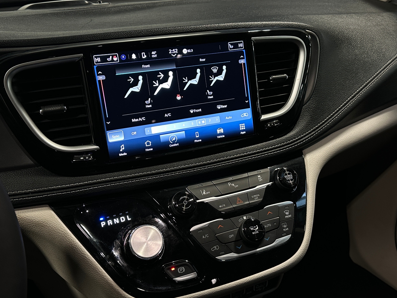 Thumbnail: 2023 Chrysler Pacifica - 3