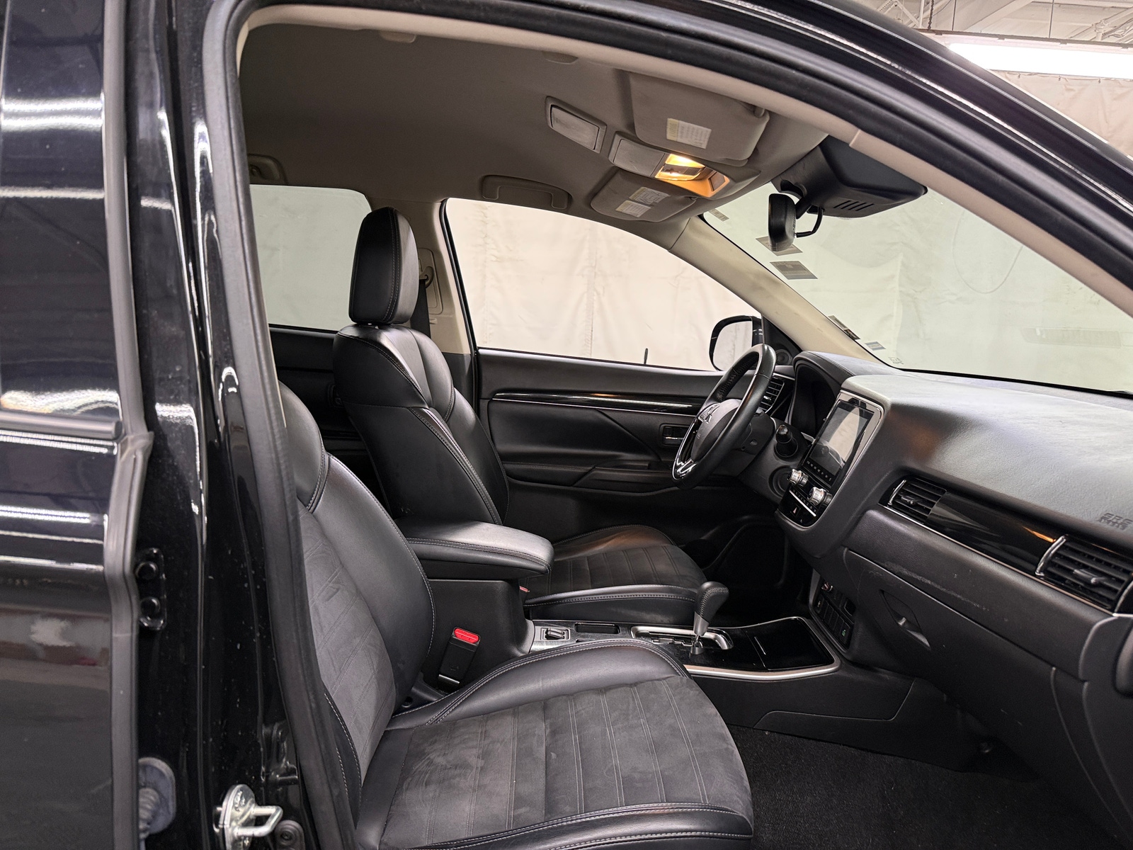 Thumbnail: 2020 Mitsubishi Outlander - 2