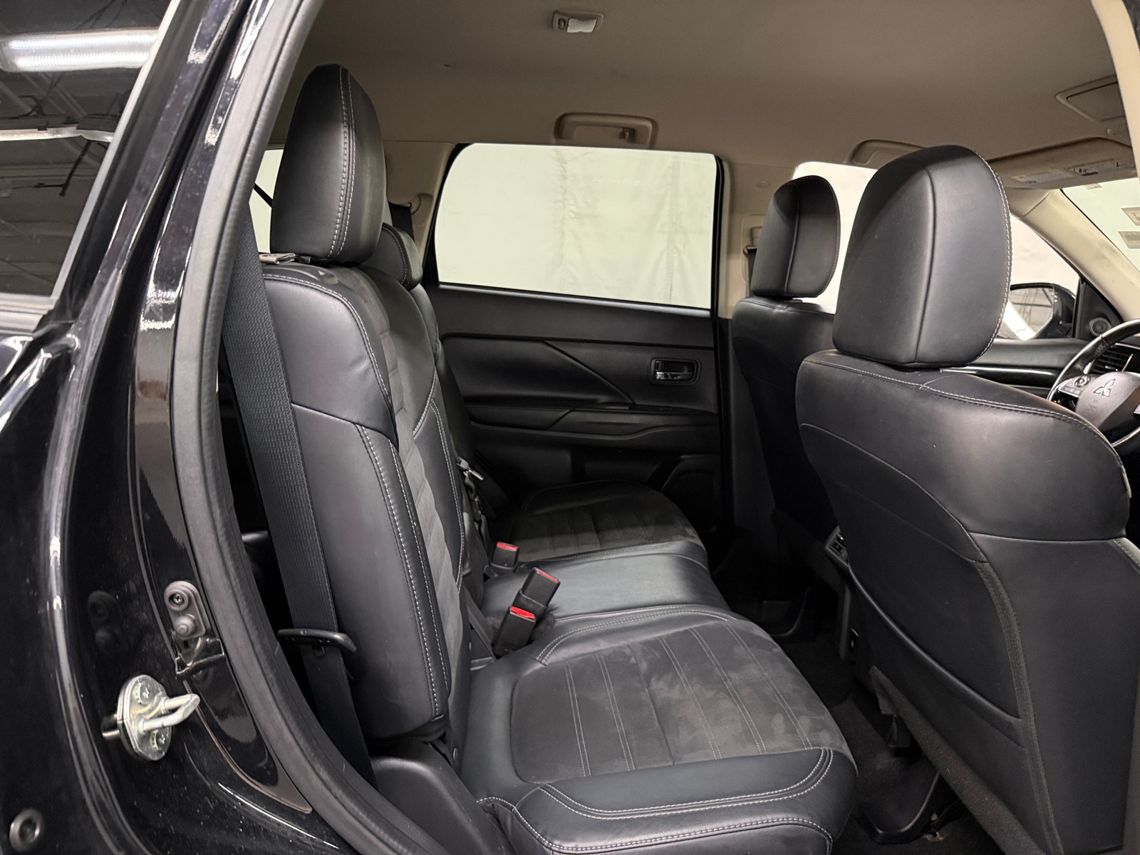 Thumbnail: 2020 Mitsubishi Outlander - 6