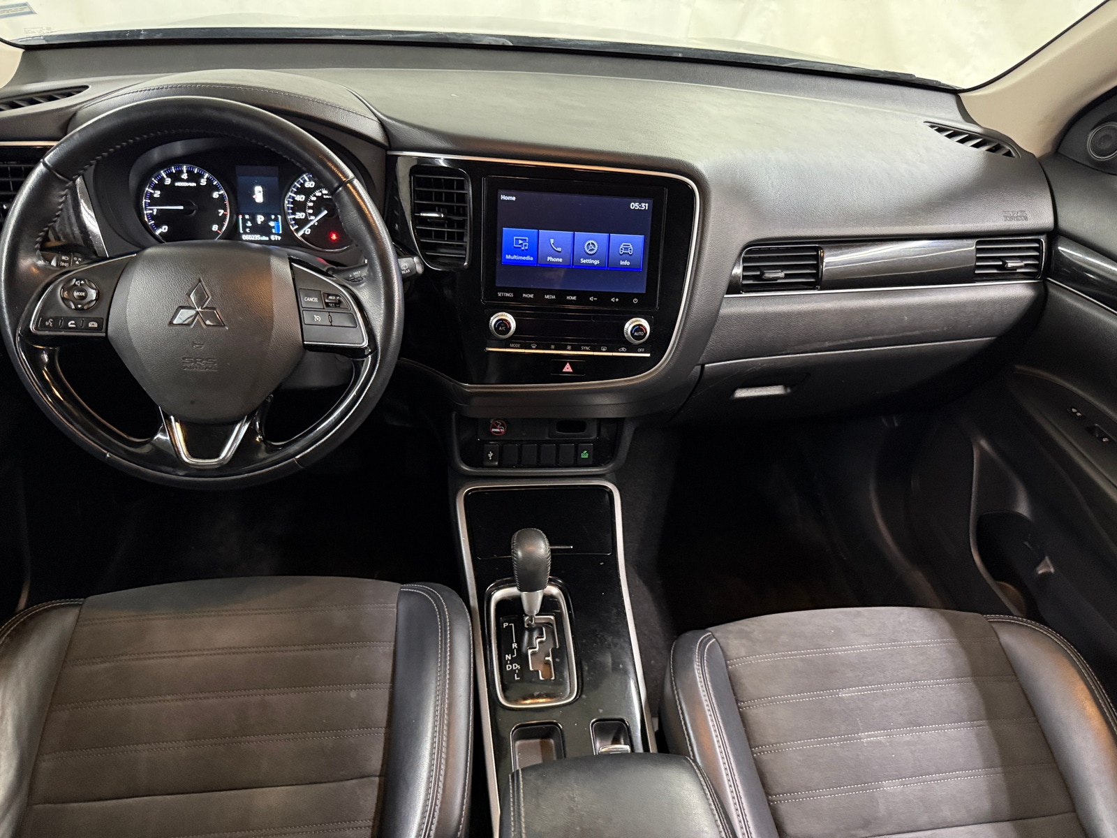 Thumbnail: 2020 Mitsubishi Outlander - 3