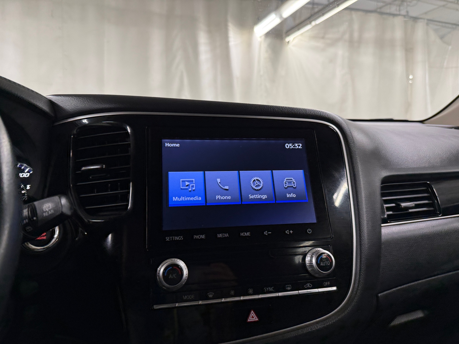 Thumbnail: 2020 Mitsubishi Outlander - 4