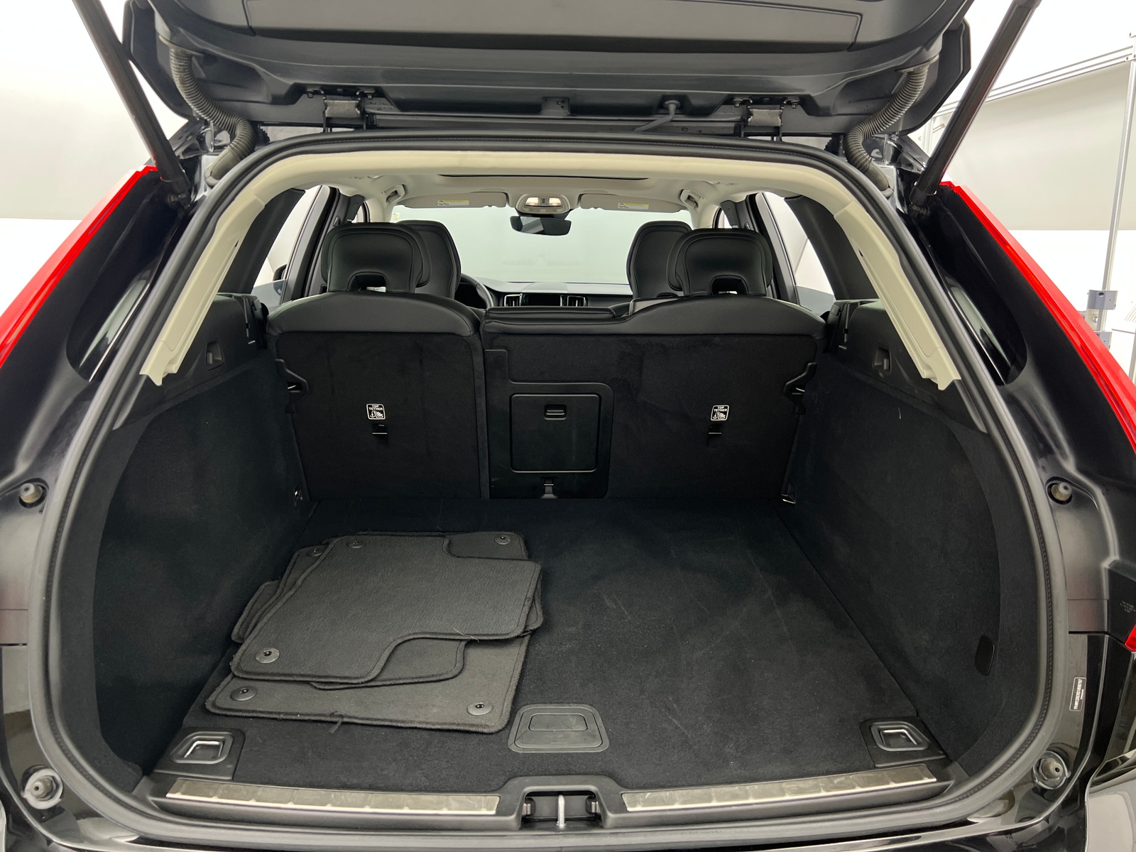 Thumbnail: 2025 Volvo XC60 - 6