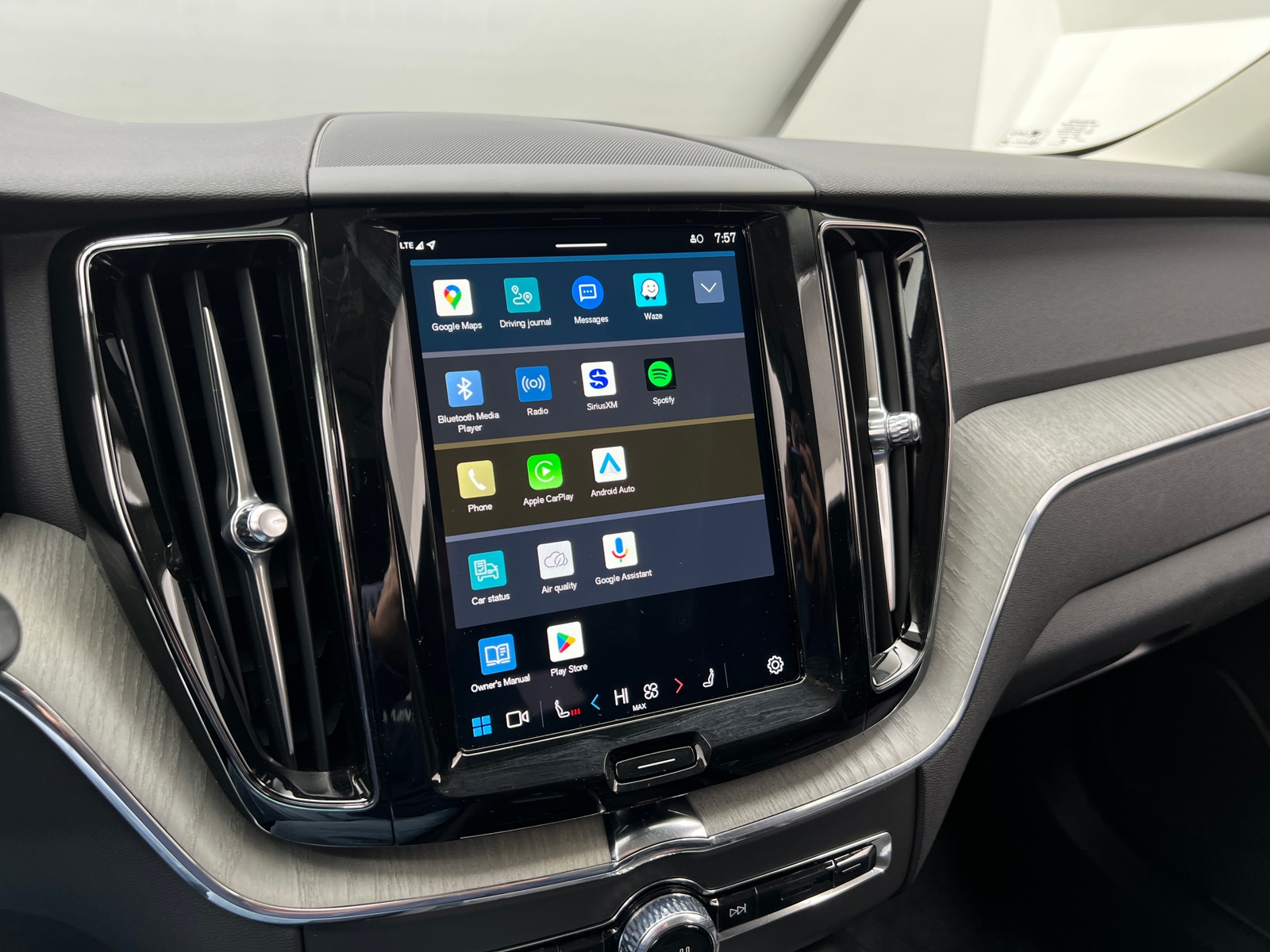 Thumbnail: 2025 Volvo XC60 - 3