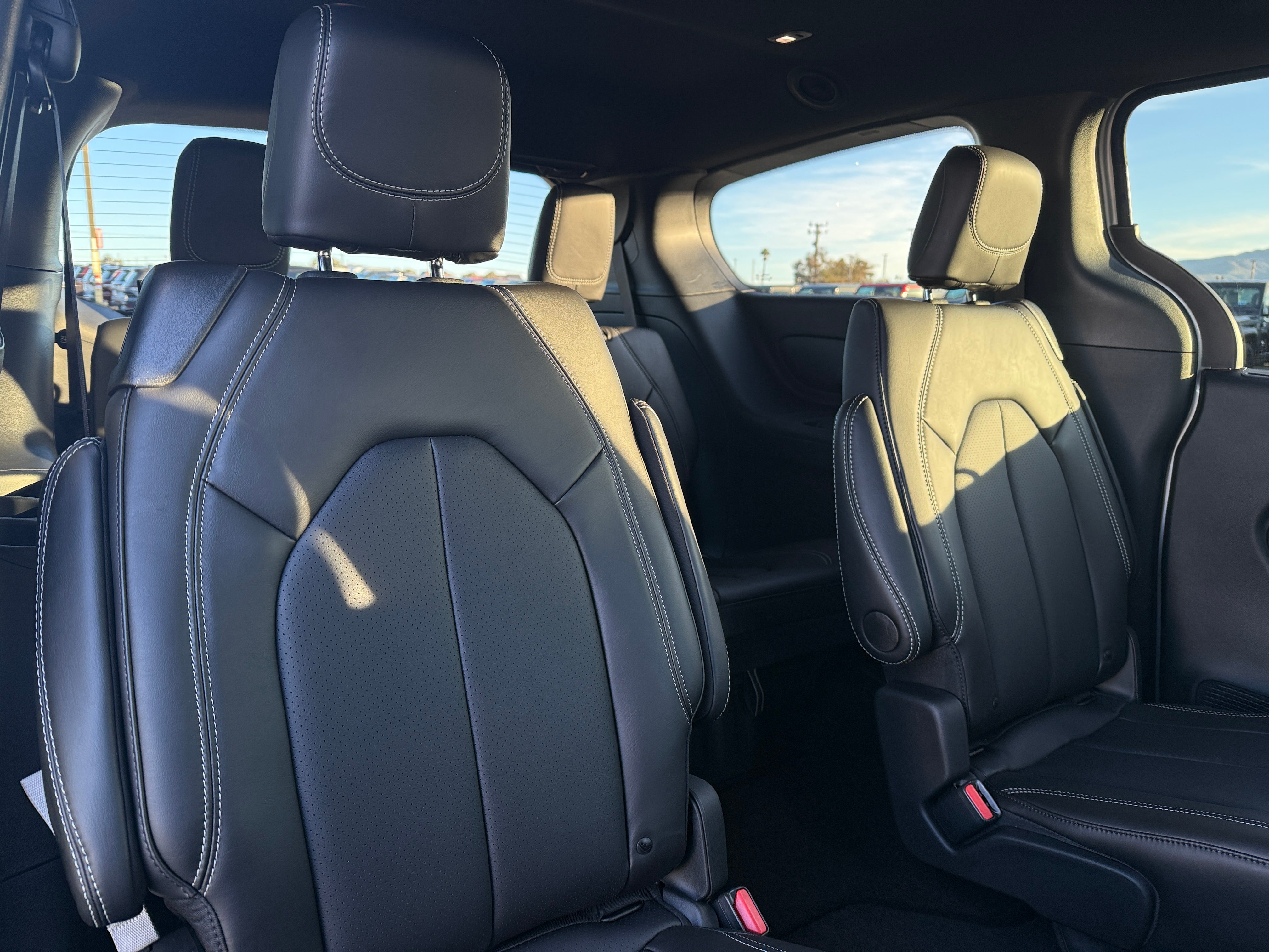 2026 Chrysler Pacifica Select's photo