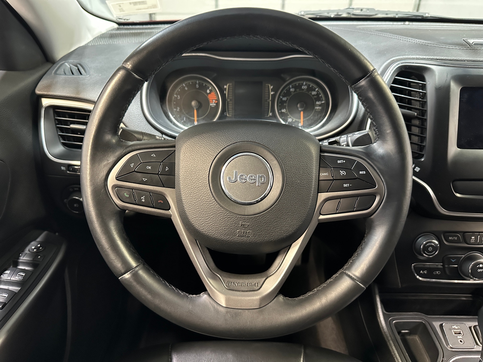 Thumbnail: 2019 Jeep Cherokee - 5