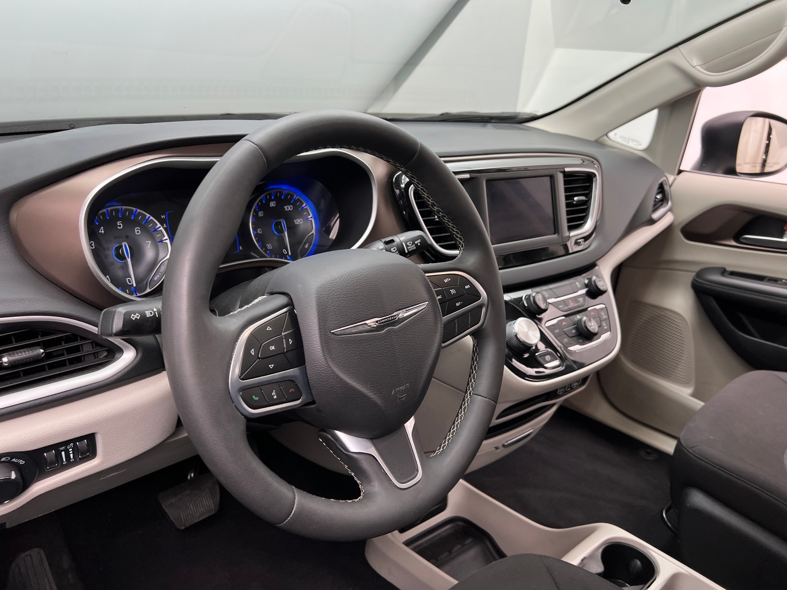 Thumbnail: 2024 Chrysler Voyager - 5