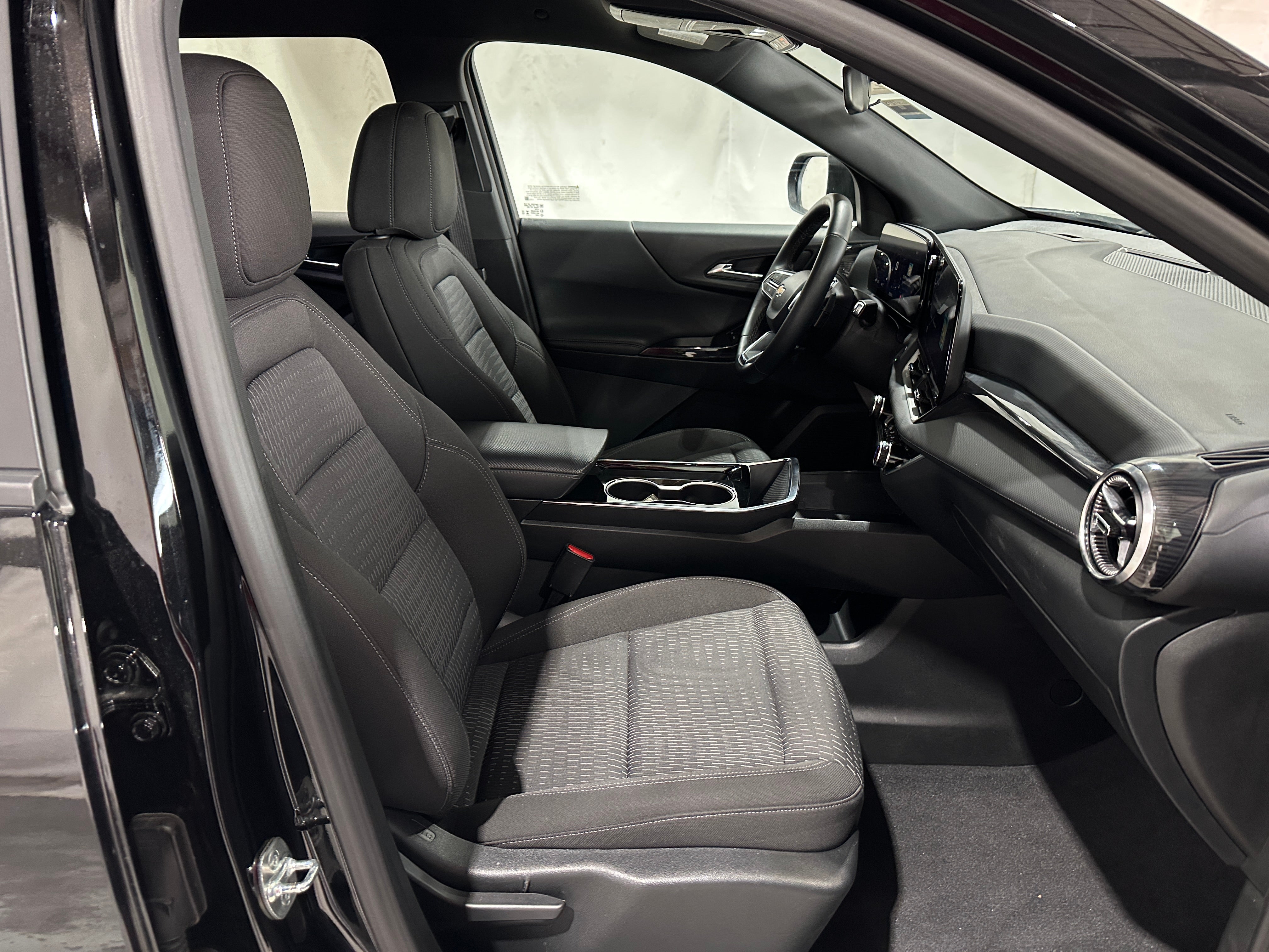 2025 Chevrolet Equinox - Image 2