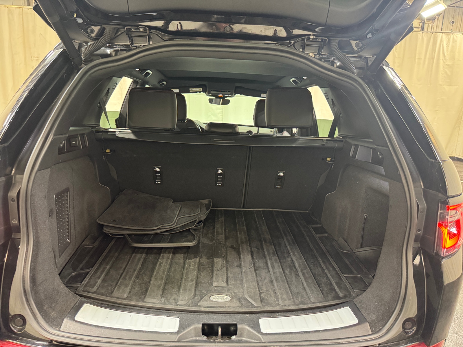 Thumbnail: 2023 Land Rover Discovery Sport - 7