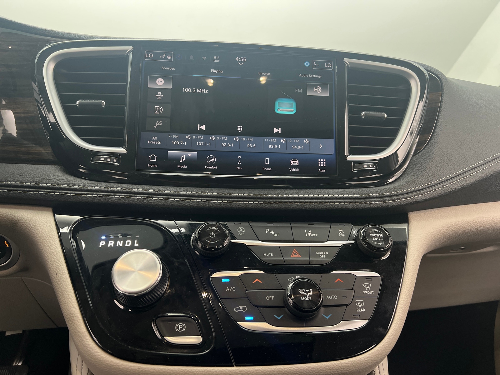 Thumbnail: 2024 Chrysler Pacifica - 3