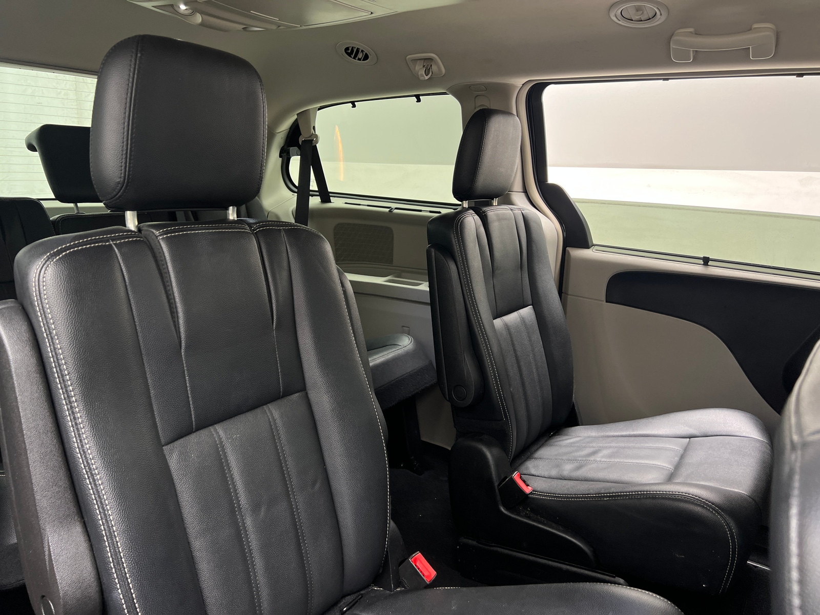 Thumbnail: 2016 Chrysler Town & Country - 5