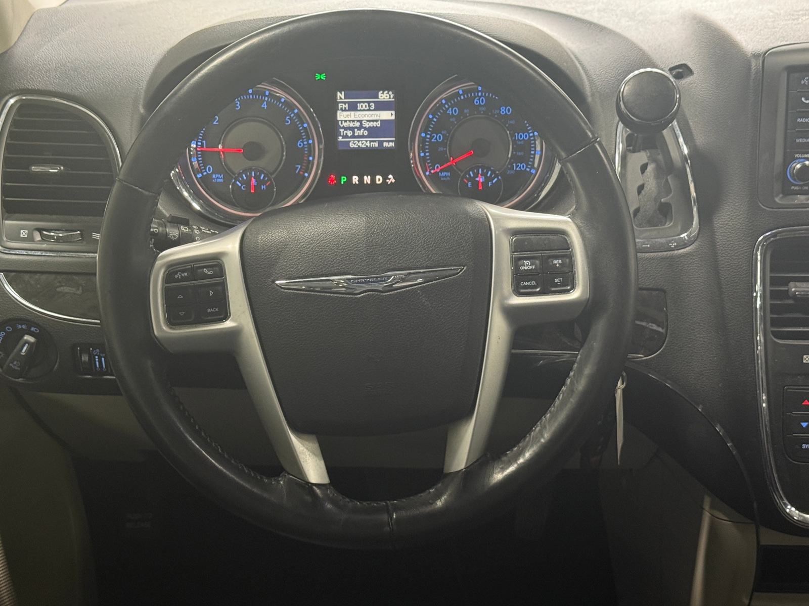 Thumbnail: 2016 Chrysler Town & Country - 4