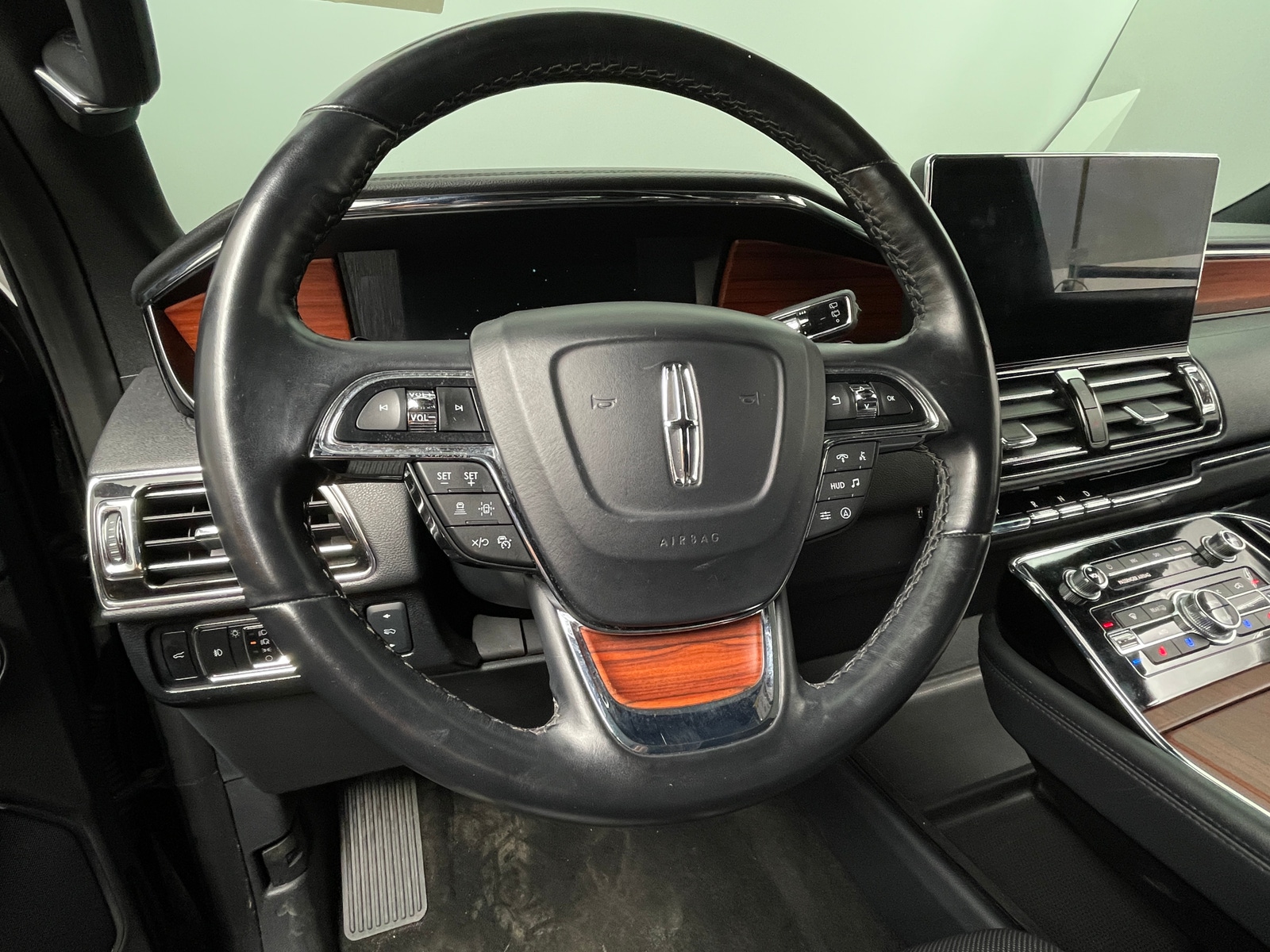 Thumbnail: 2024 Lincoln Navigator - 4