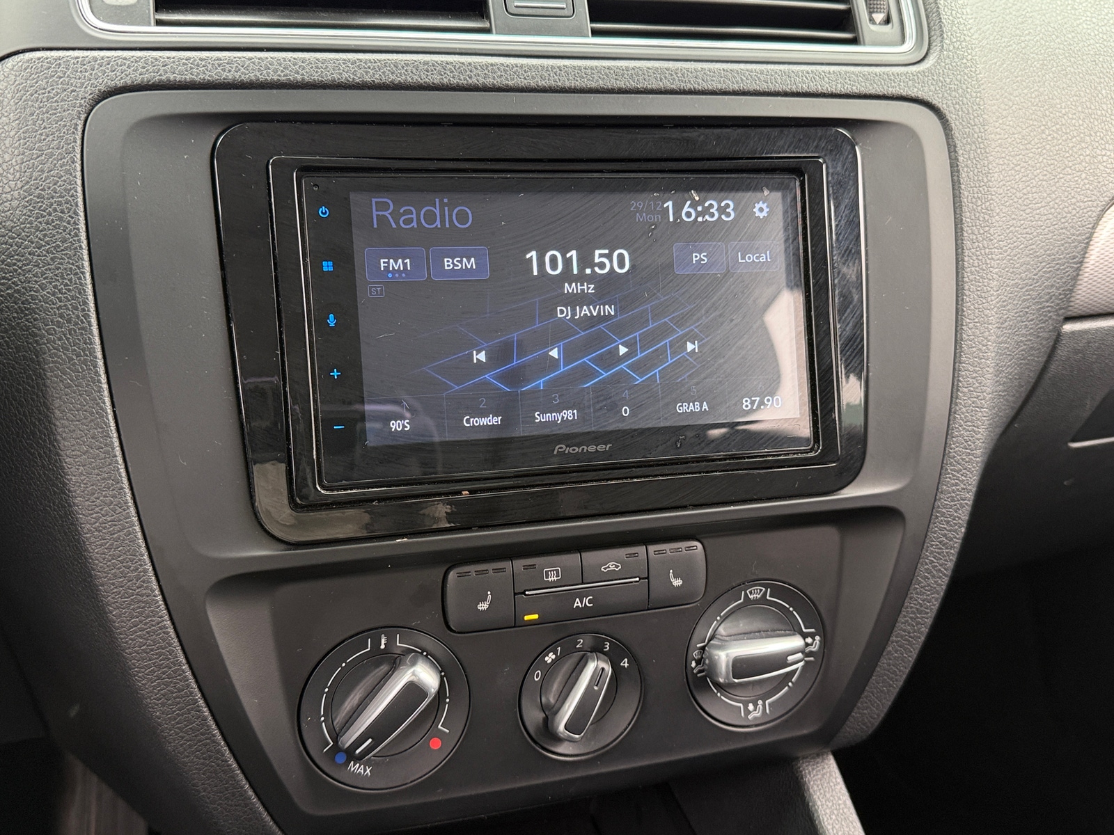 Thumbnail: 2017 Volkswagen Jetta - 3