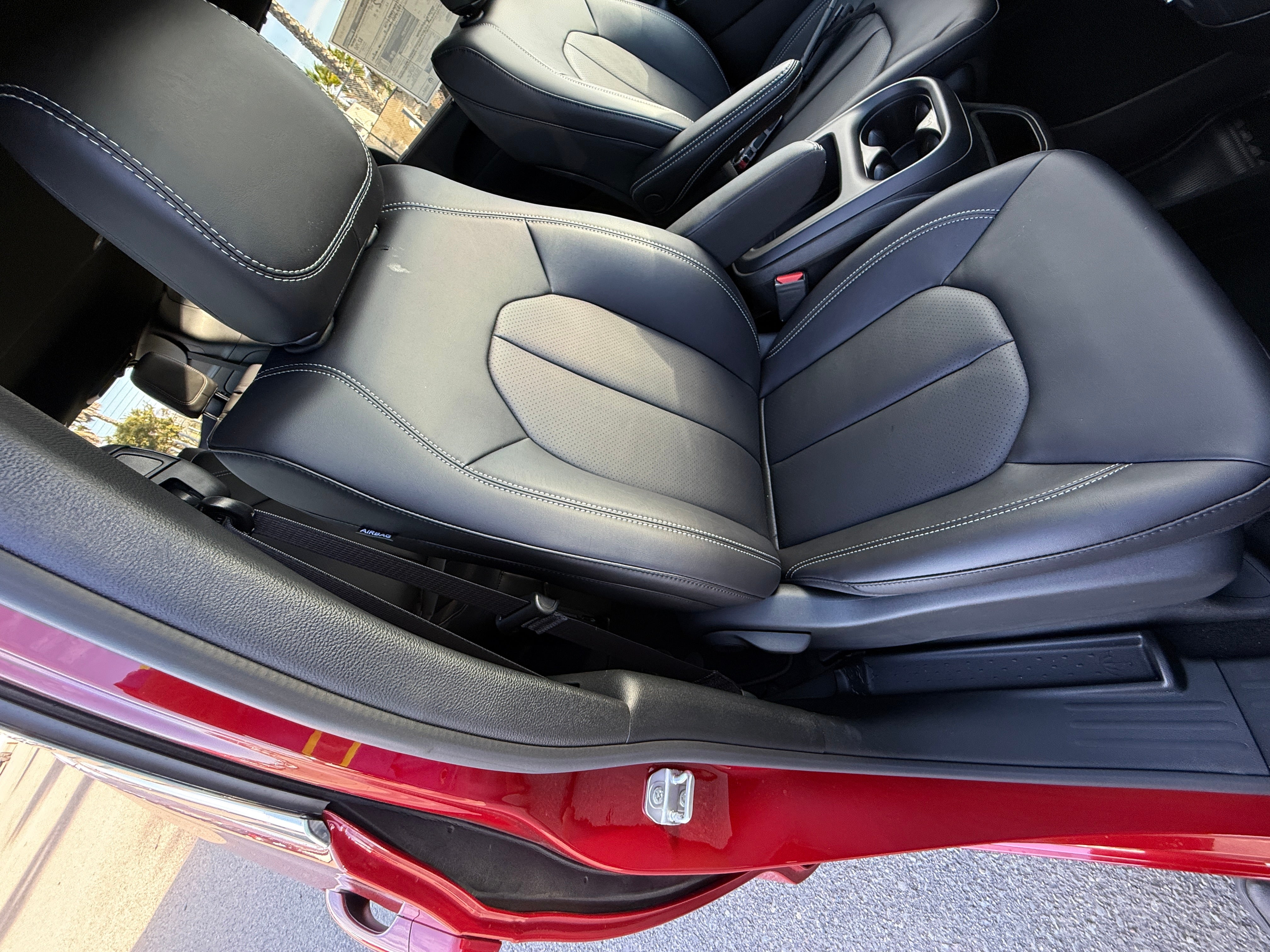 2026 Chrysler Pacifica Select's photo