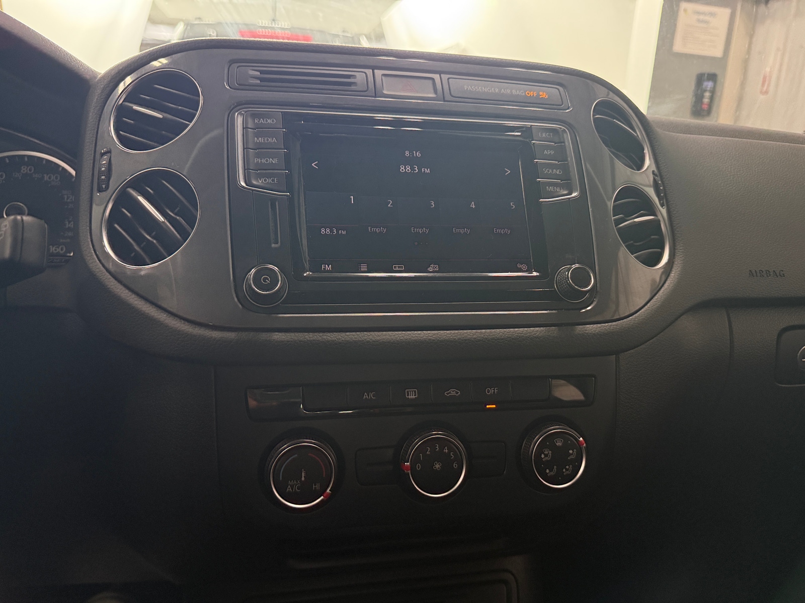 Thumbnail: 2018 Volkswagen Tiguan - 4