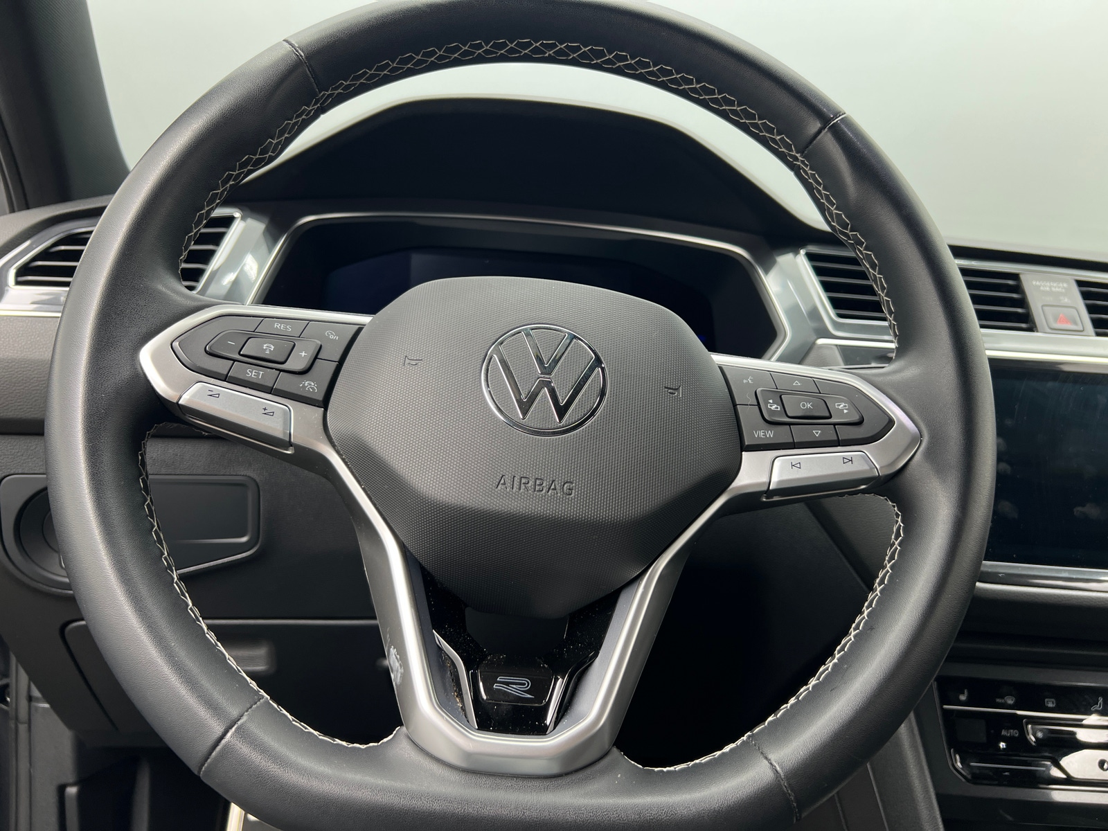 Thumbnail: 2023 Volkswagen Tiguan - 4