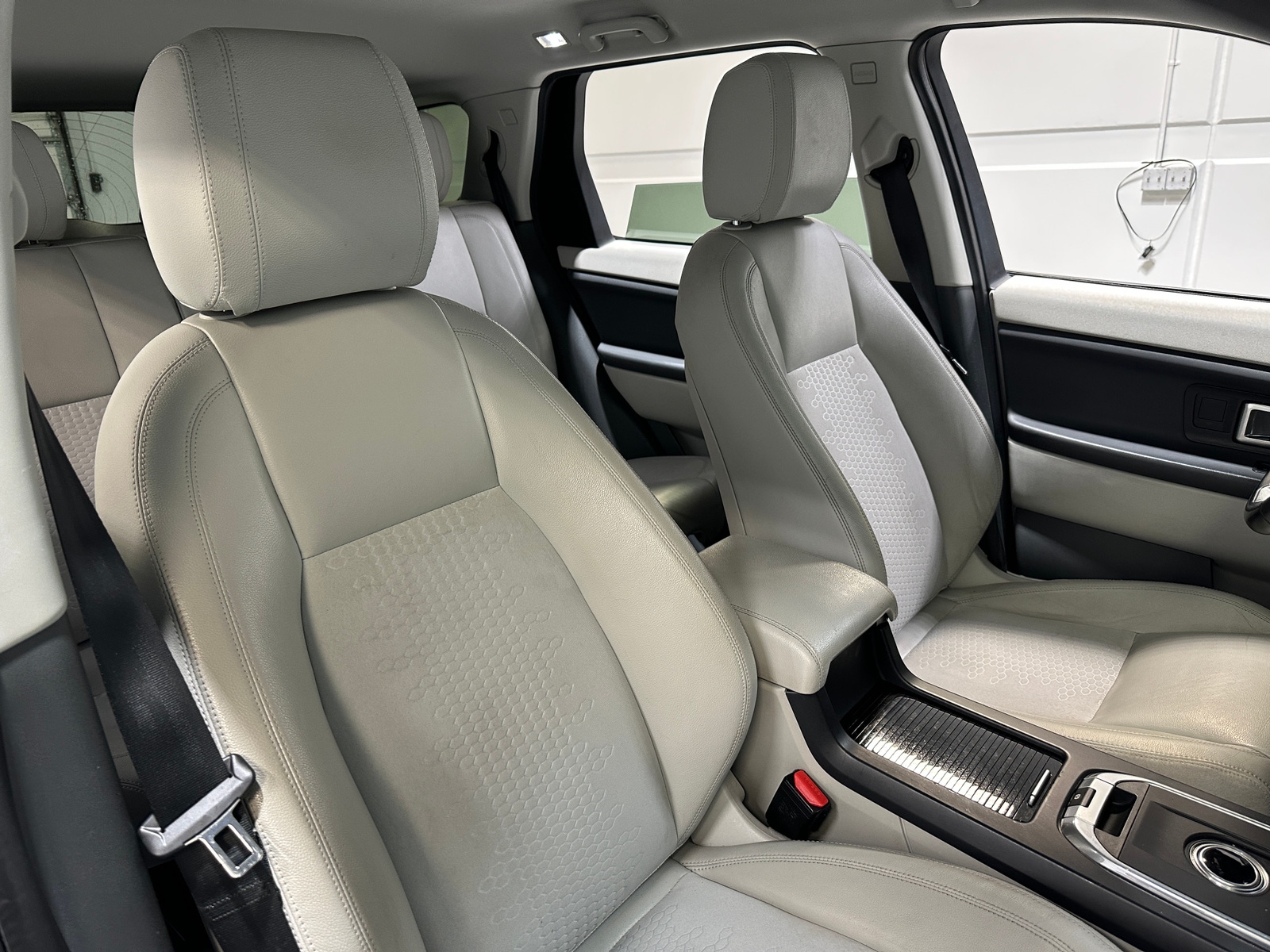 Thumbnail: 2016 Land Rover Discovery Sport - 2