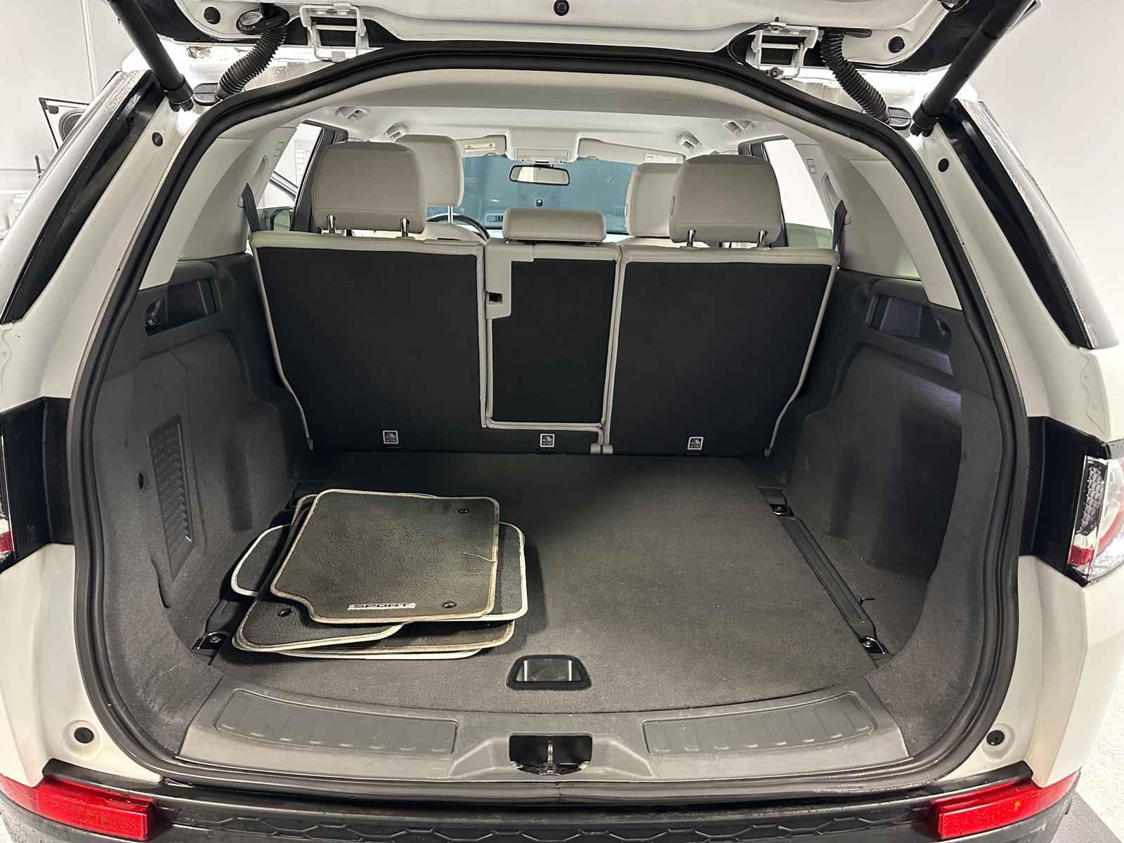 Thumbnail: 2016 Land Rover Discovery Sport - 7