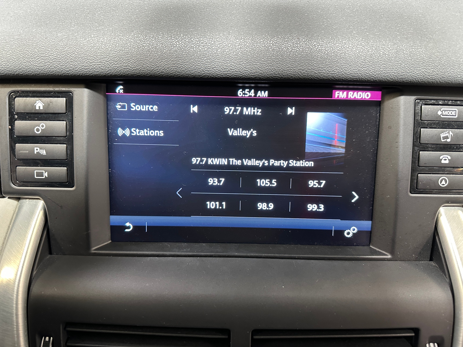 Thumbnail: 2016 Land Rover Discovery Sport - 4