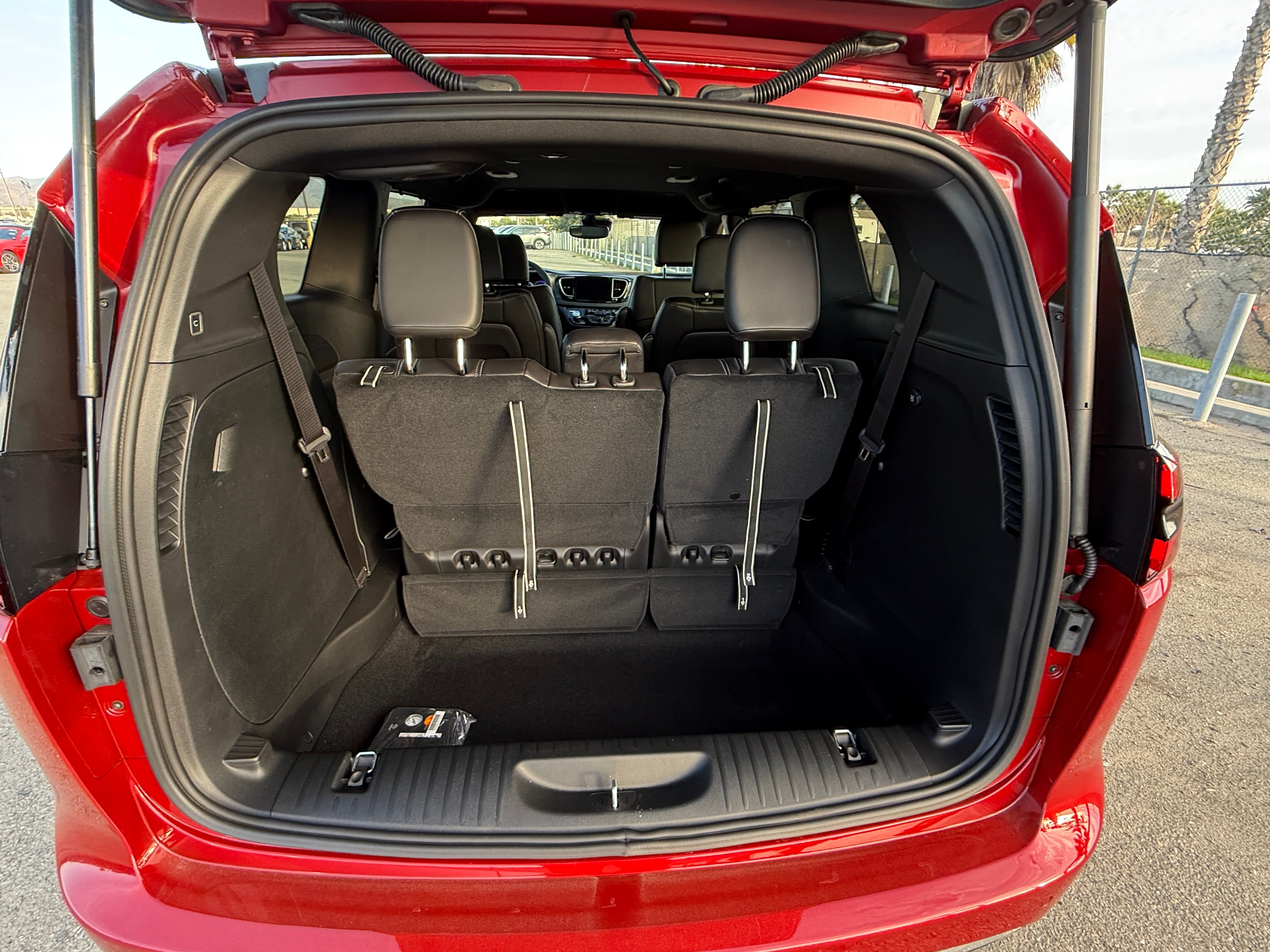 2026 Chrysler Pacifica Select's photo