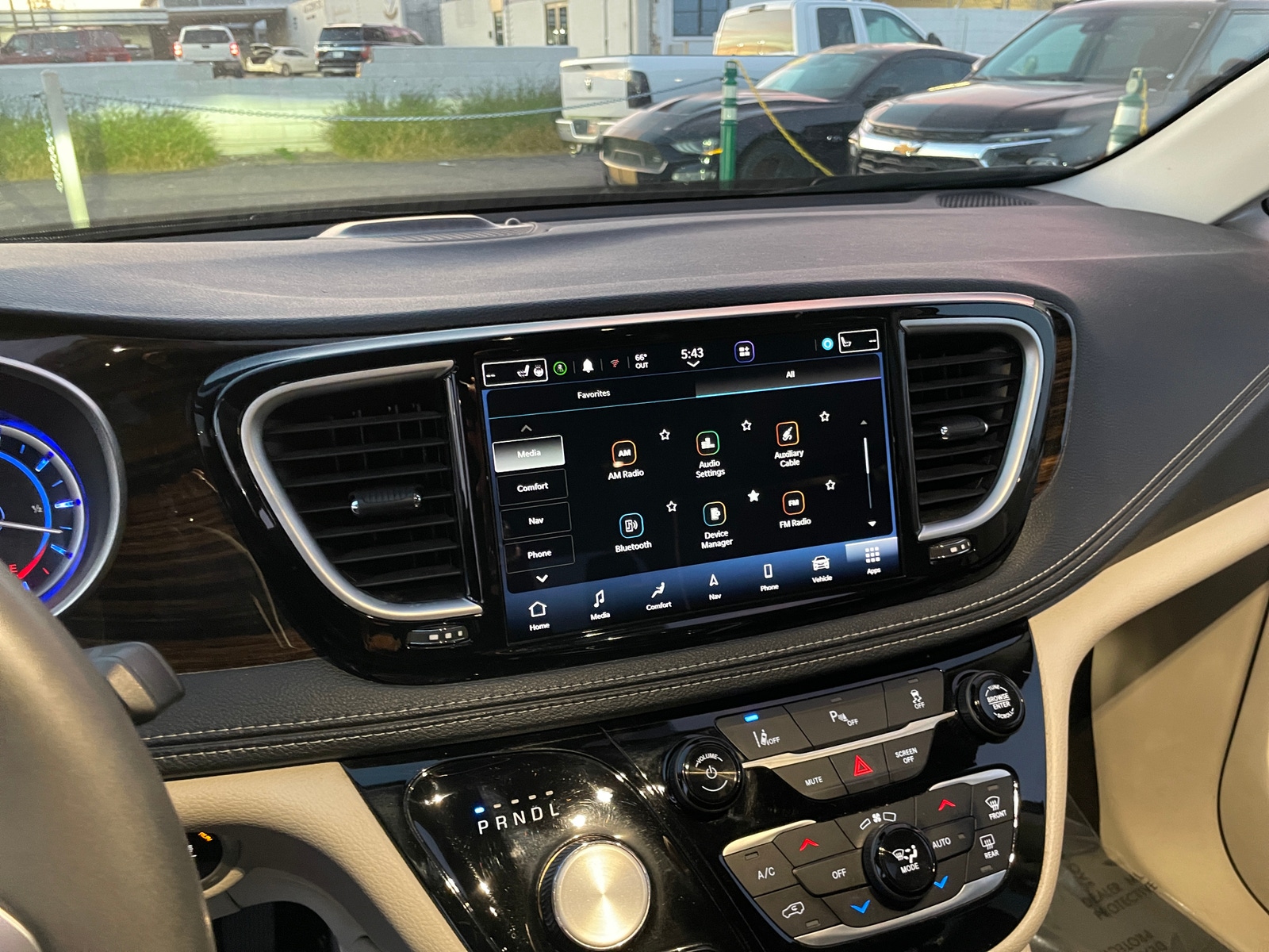 Thumbnail: 2023 Chrysler Pacifica - 4