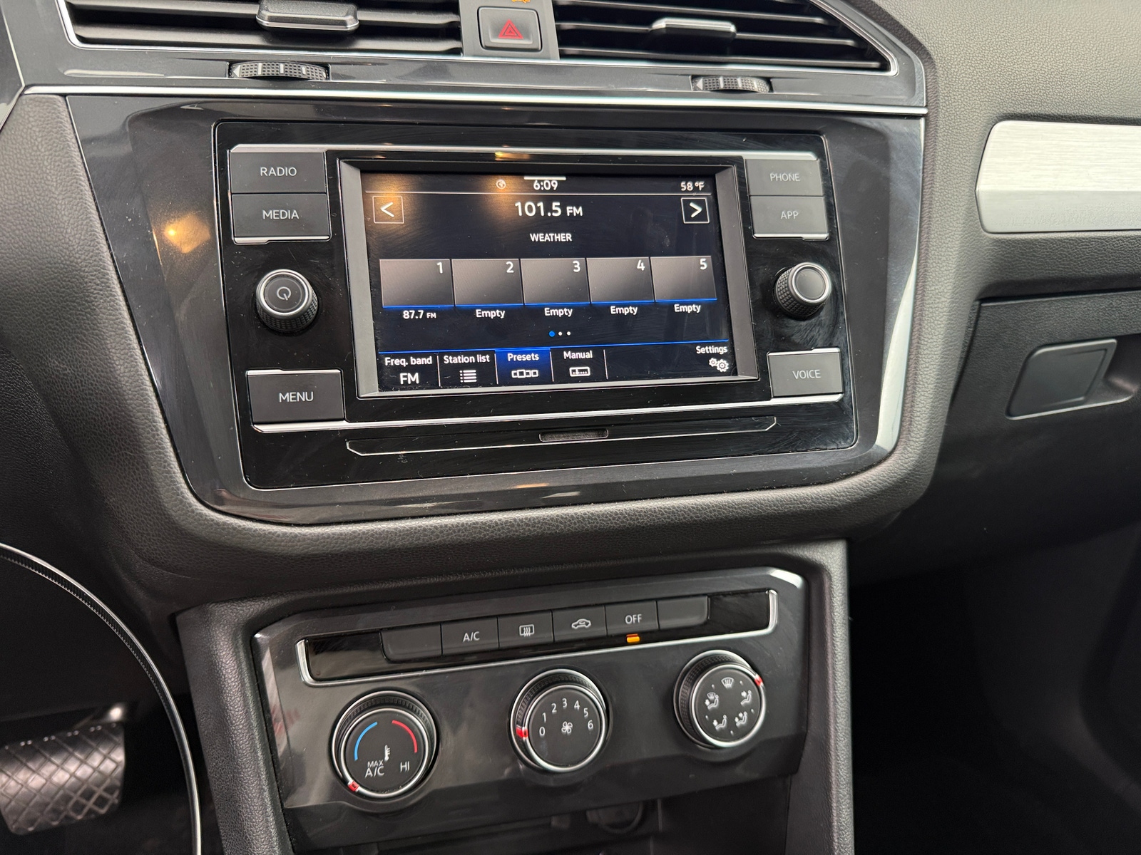 Thumbnail: 2020 Volkswagen Tiguan - 4