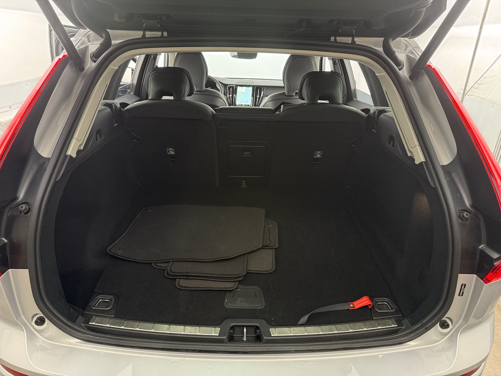 Thumbnail: 2025 Volvo XC60 - 6