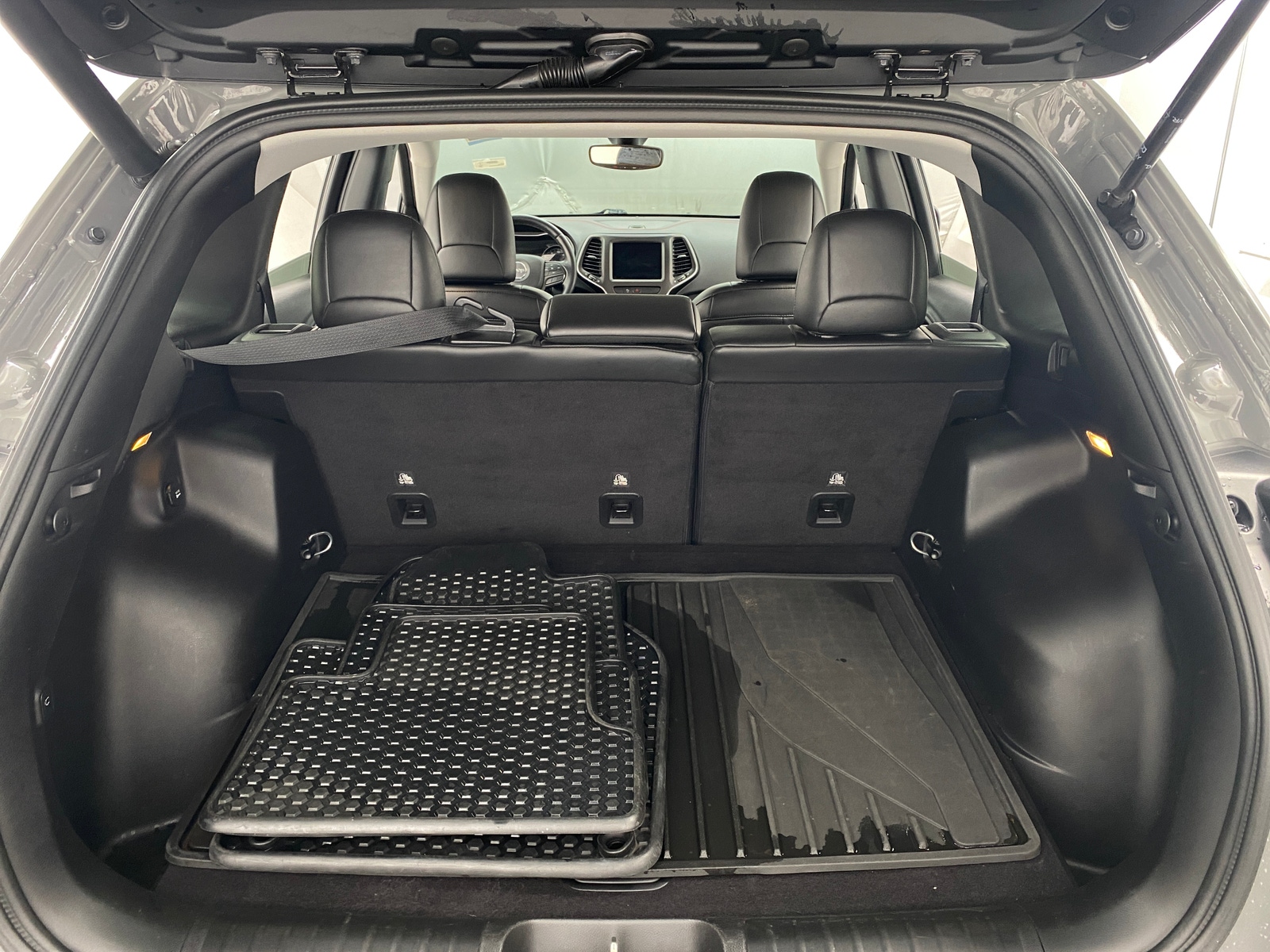 Thumbnail: 2019 Jeep Cherokee - 7