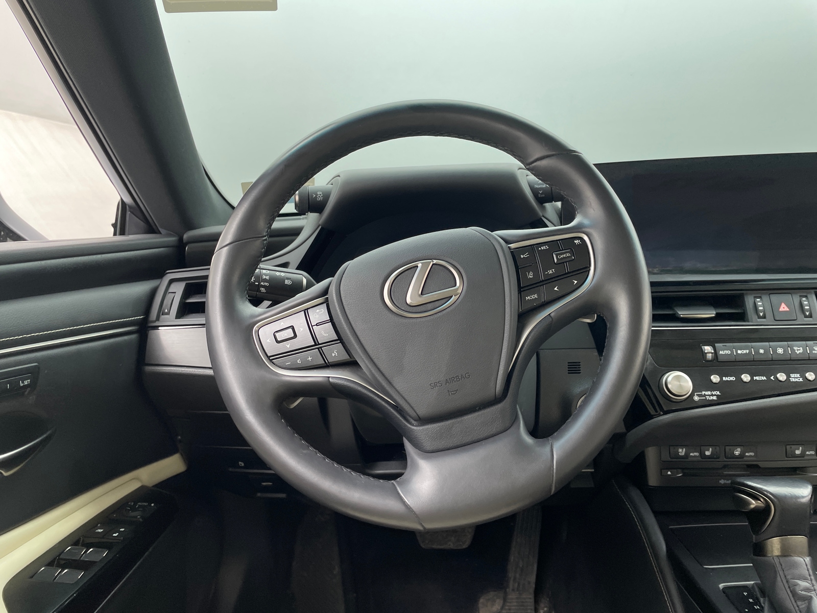 Thumbnail: 2022 Lexus ES - 4