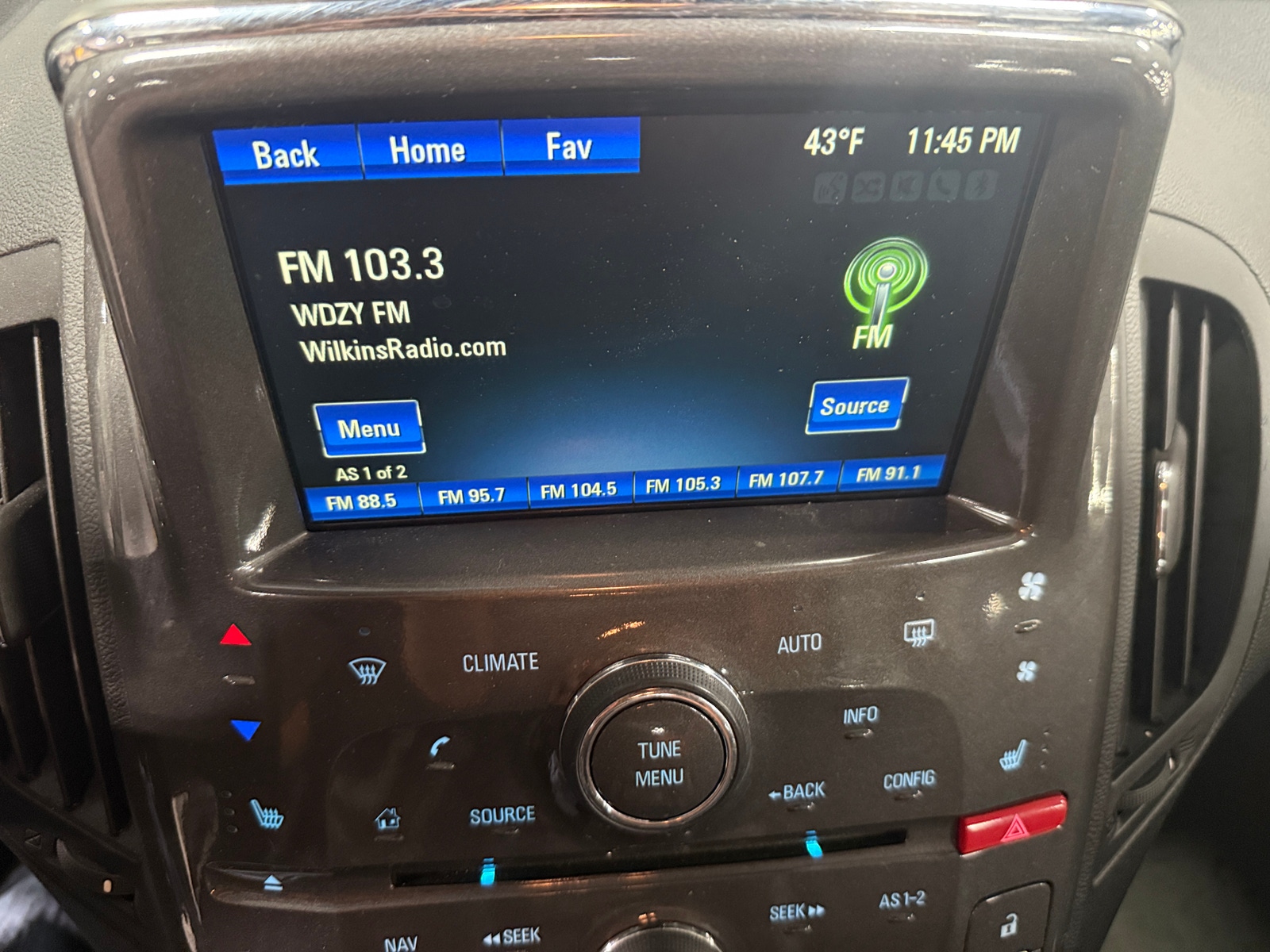 Thumbnail: 2015 Chevrolet Volt - 3