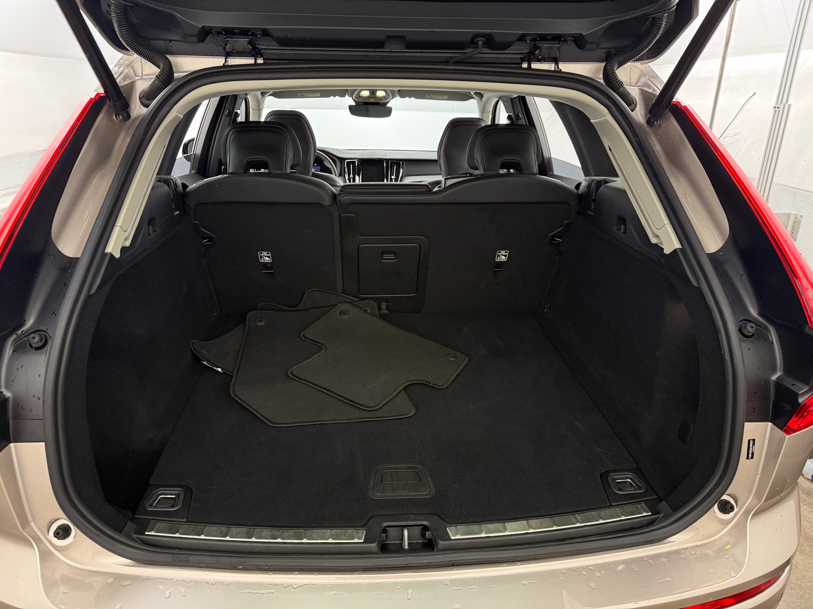 Thumbnail: 2025 Volvo XC60 - 6