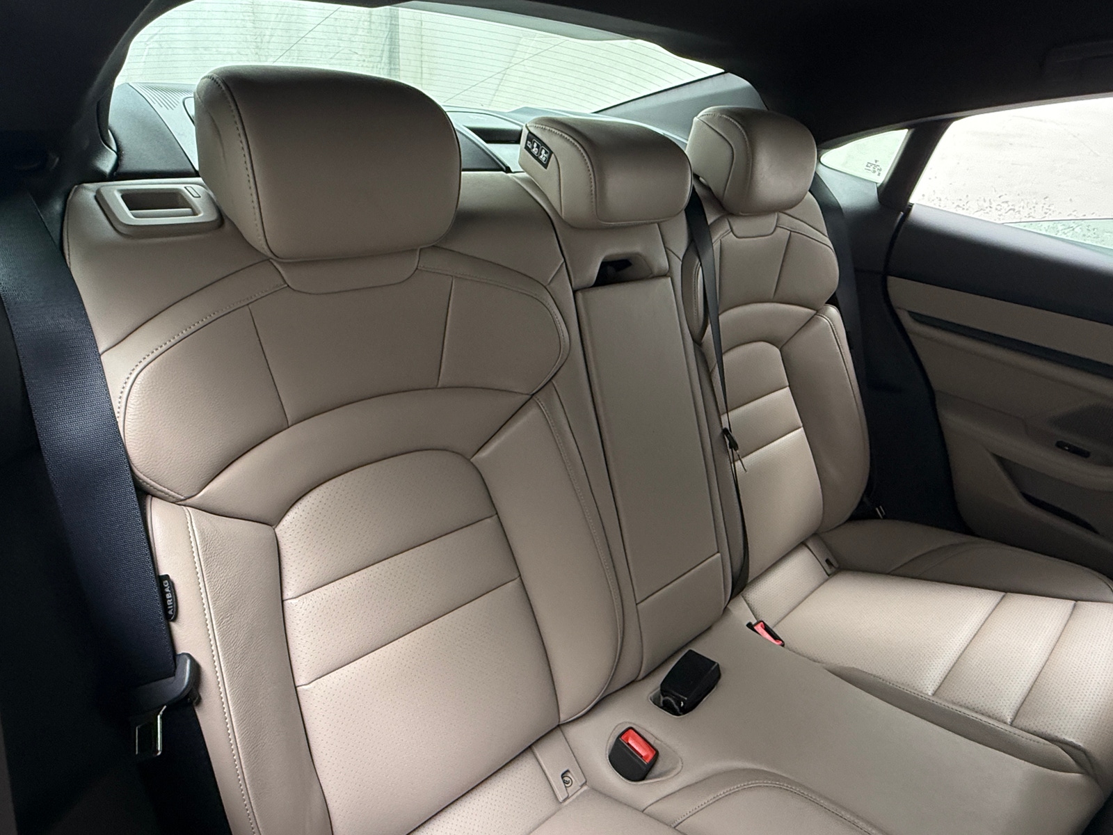 Thumbnail: 2022 Porsche Taycan - 5