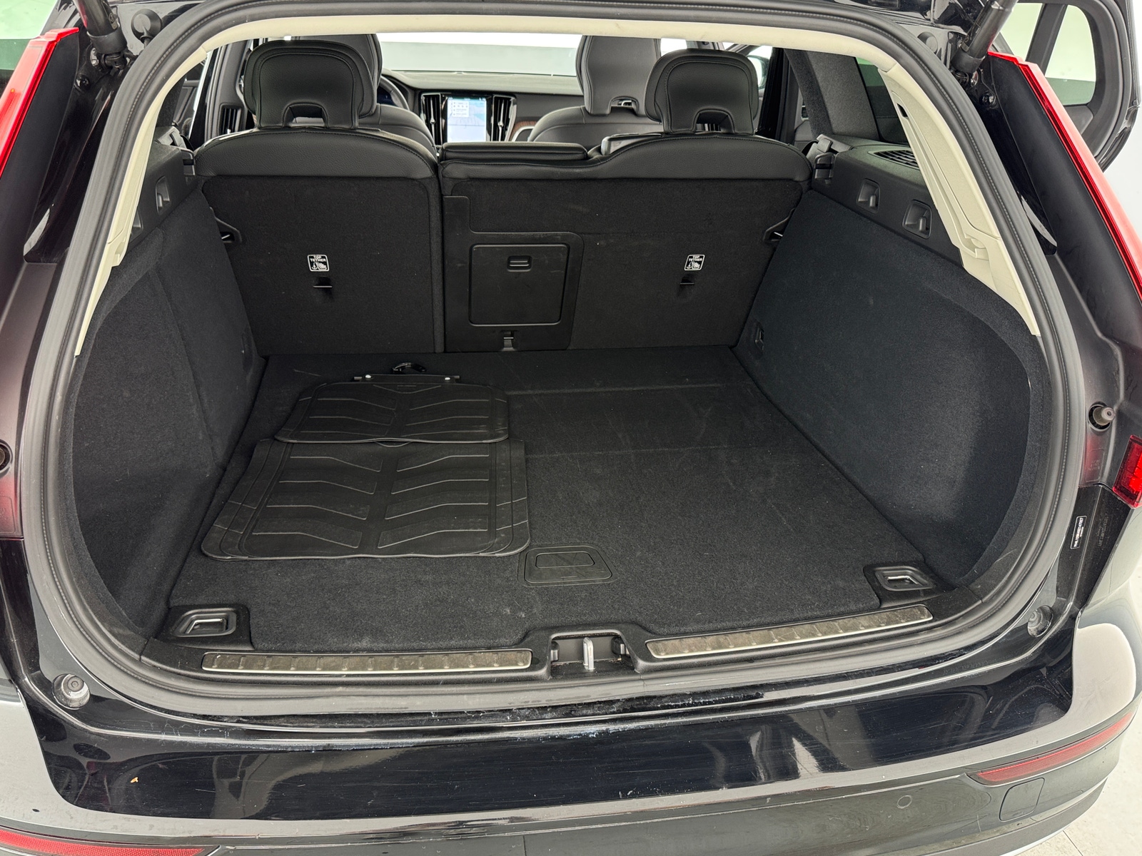 Thumbnail: 2025 Volvo V60 - 6