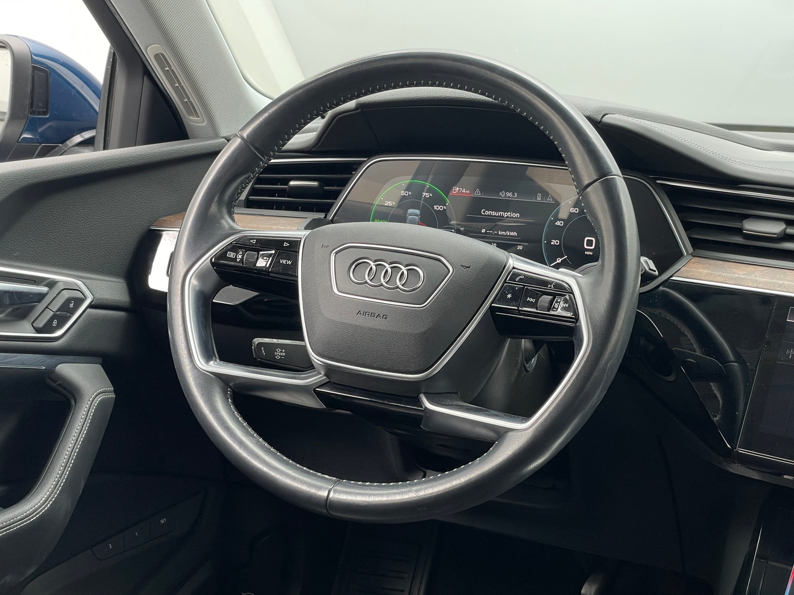 Thumbnail: 2019 Audi e-tron - 4