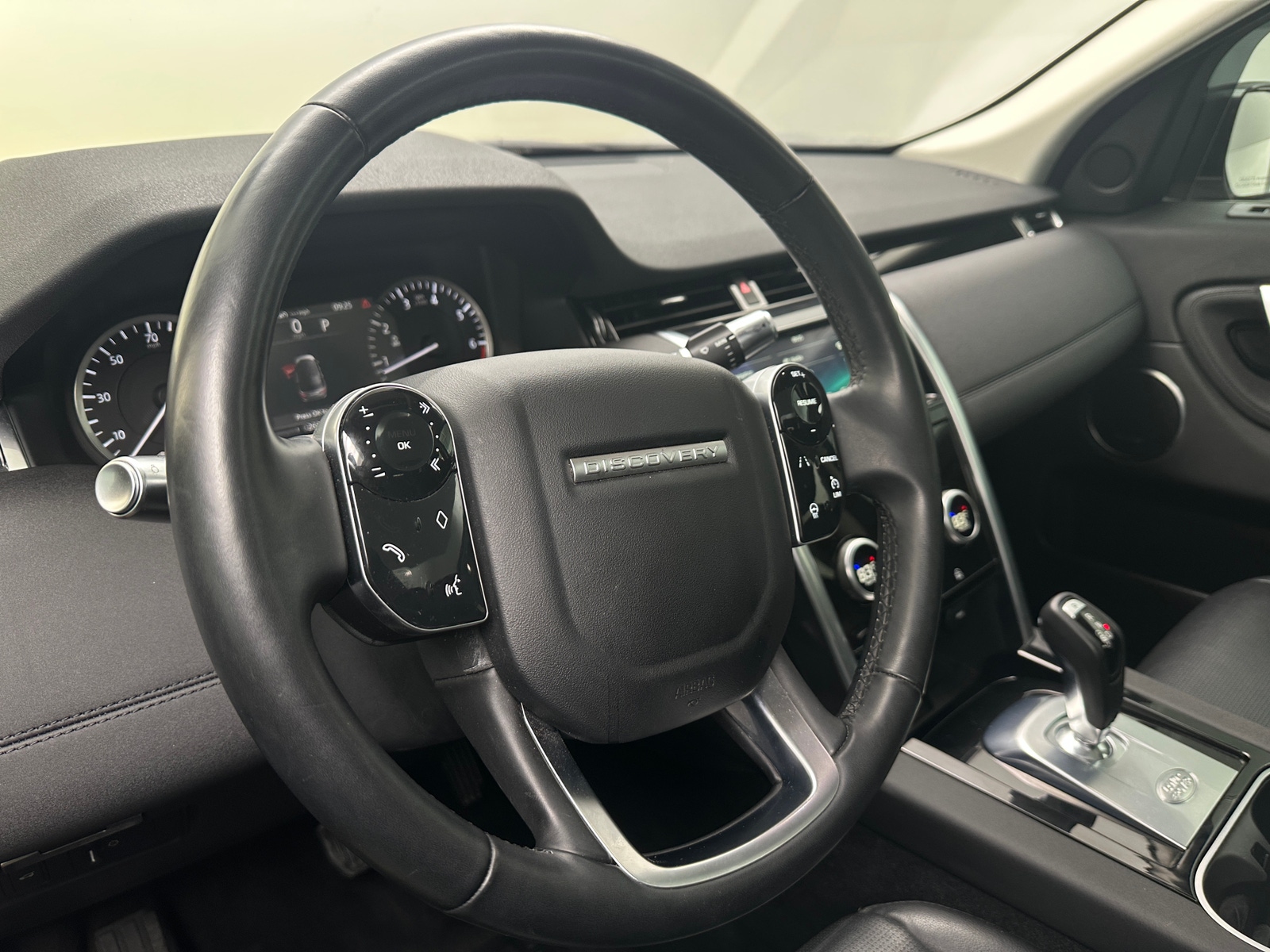 Thumbnail: 2020 Land Rover Discovery Sport - 4