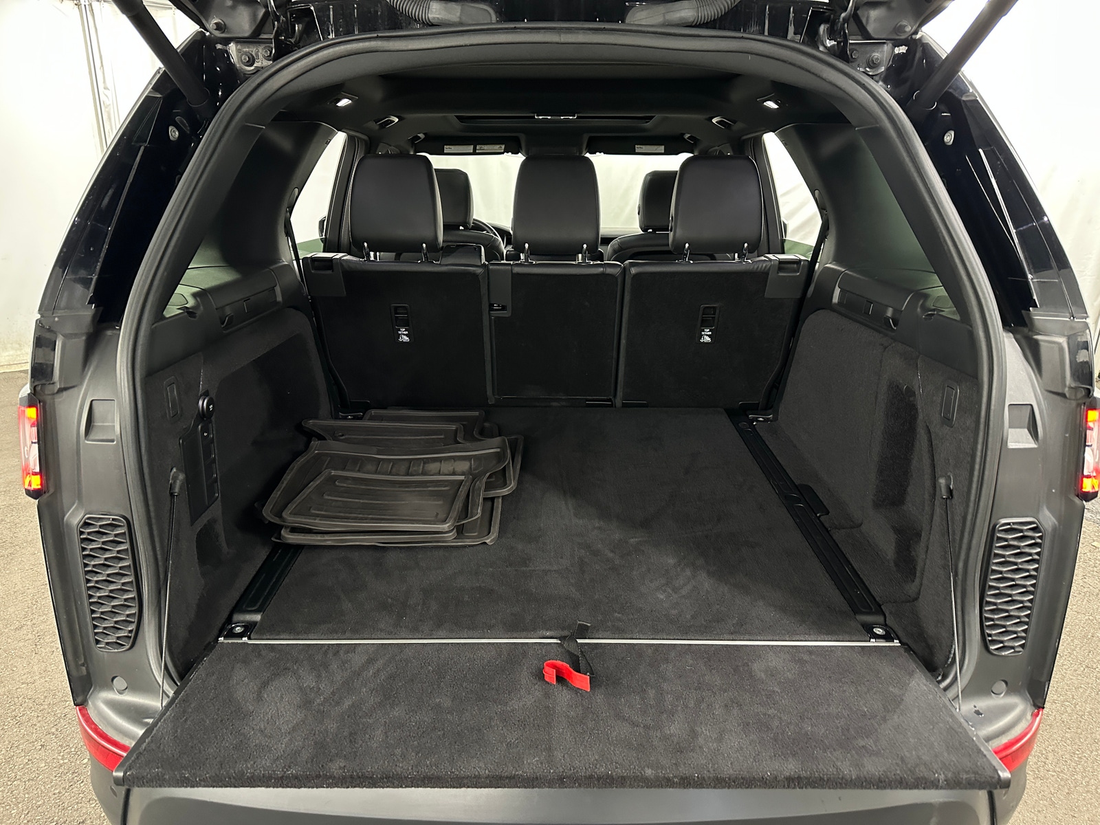 Thumbnail: 2020 Land Rover Discovery - 6