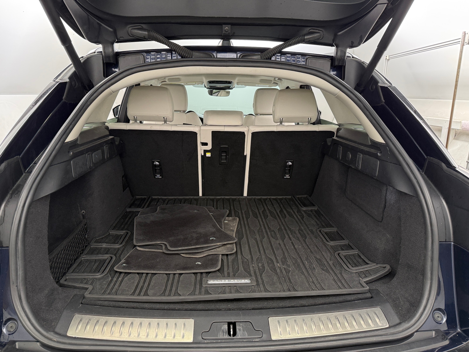 Thumbnail: 2023 Land Rover Range Rover Velar - 6