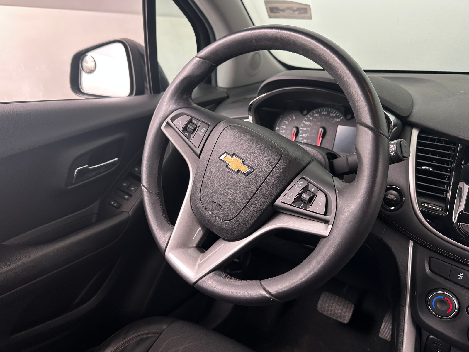 Thumbnail: 2022 Chevrolet Trax - 5