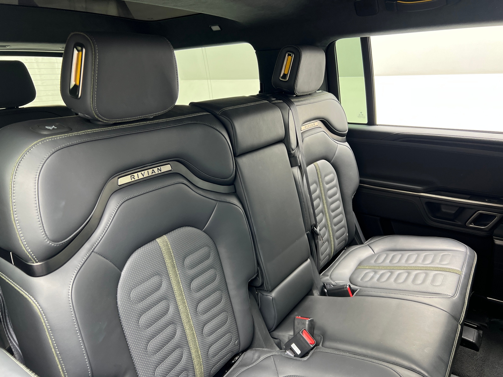 Thumbnail: 2024 Rivian R1S - 5