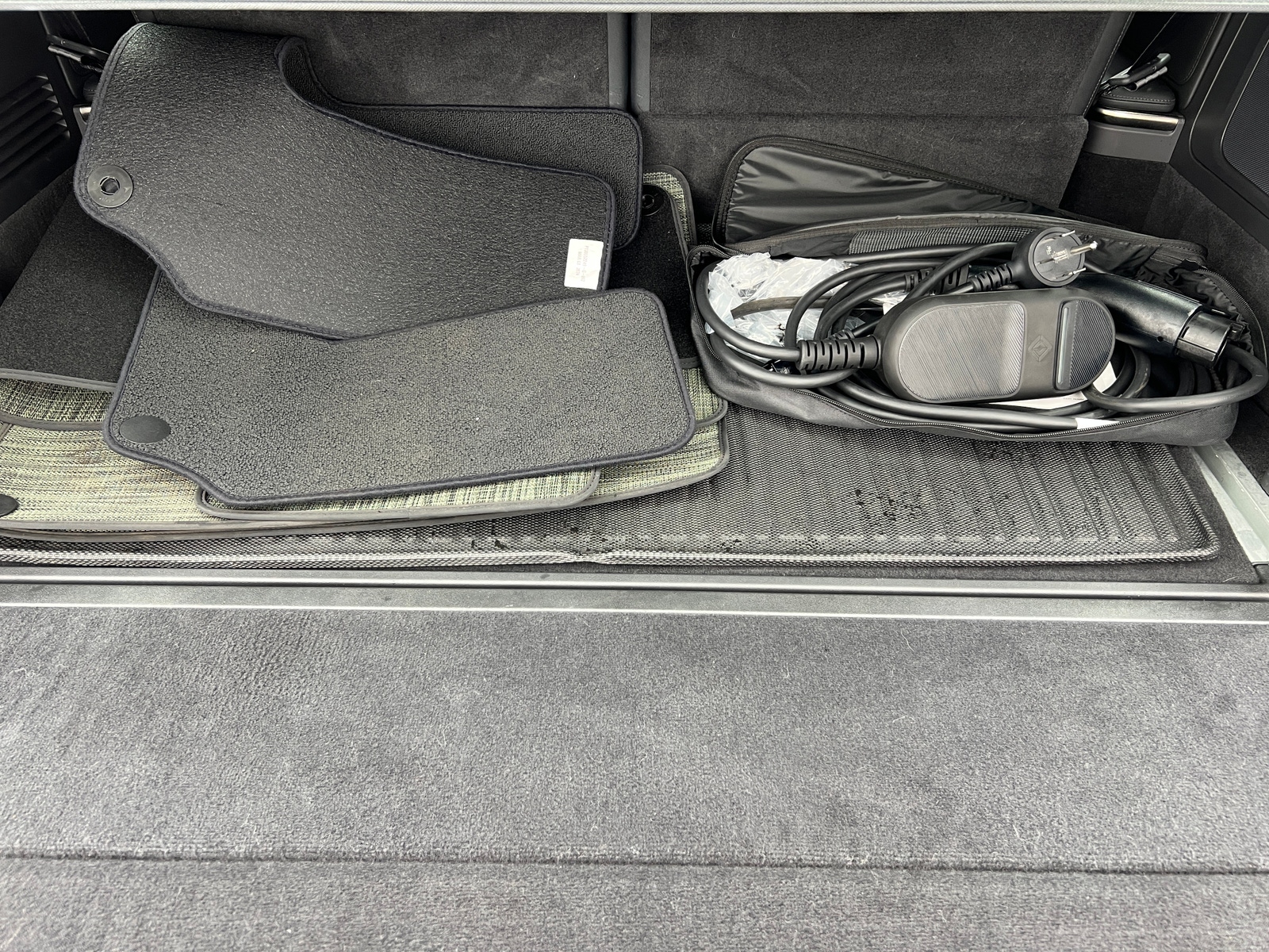 Thumbnail: 2024 Rivian R1S - 6