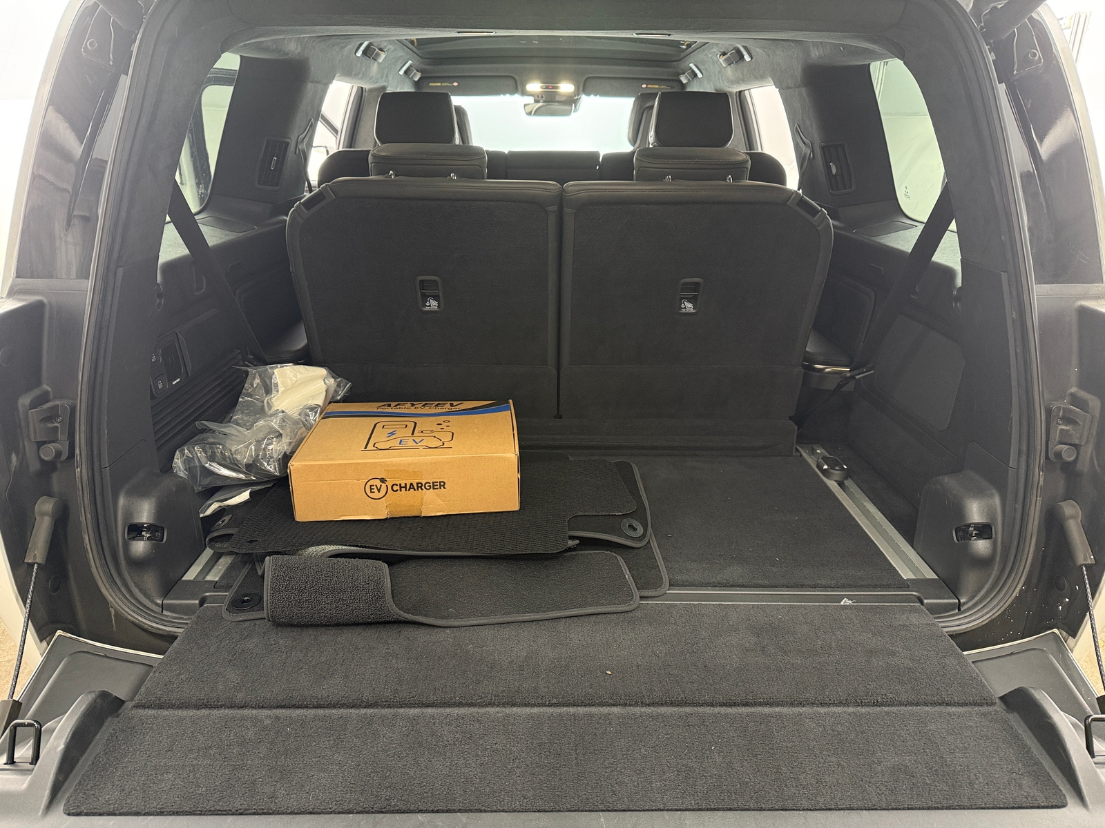 Thumbnail: 2022 Rivian R1S - 6