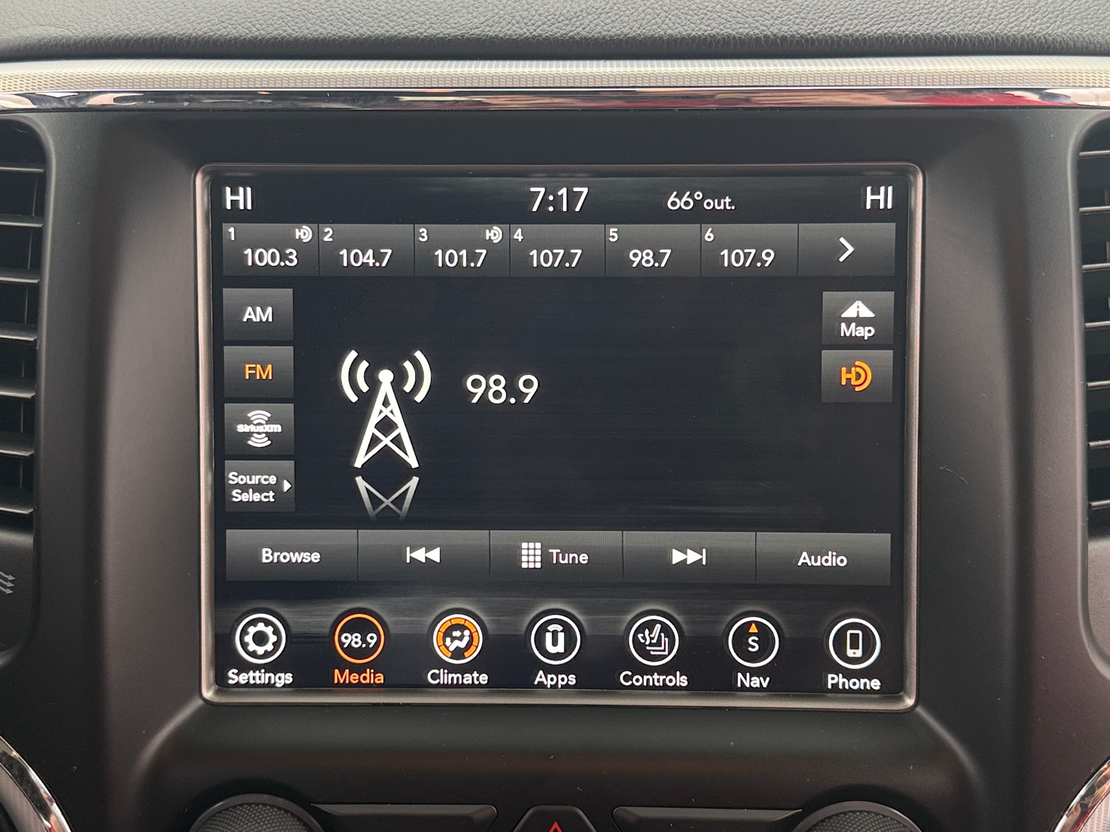 Thumbnail: 2018 Jeep Grand Cherokee - 3