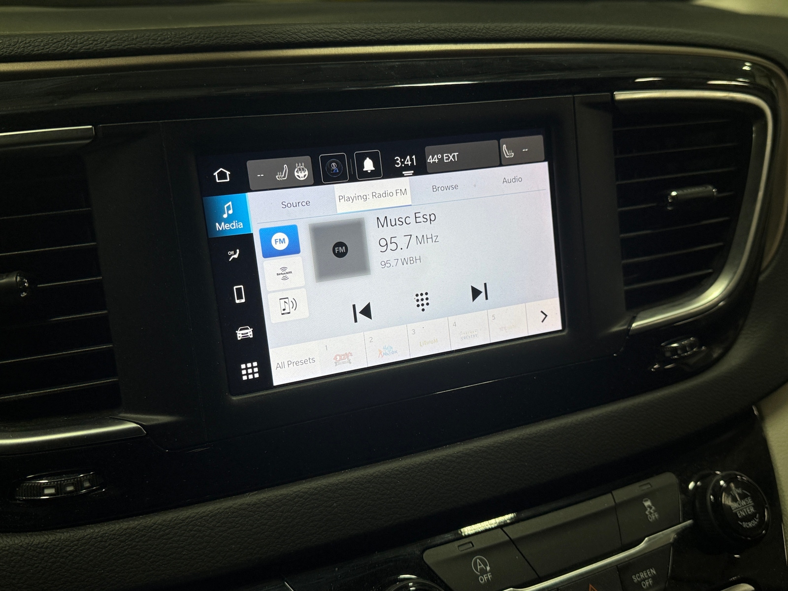 Thumbnail: 2024 Chrysler Voyager - 4